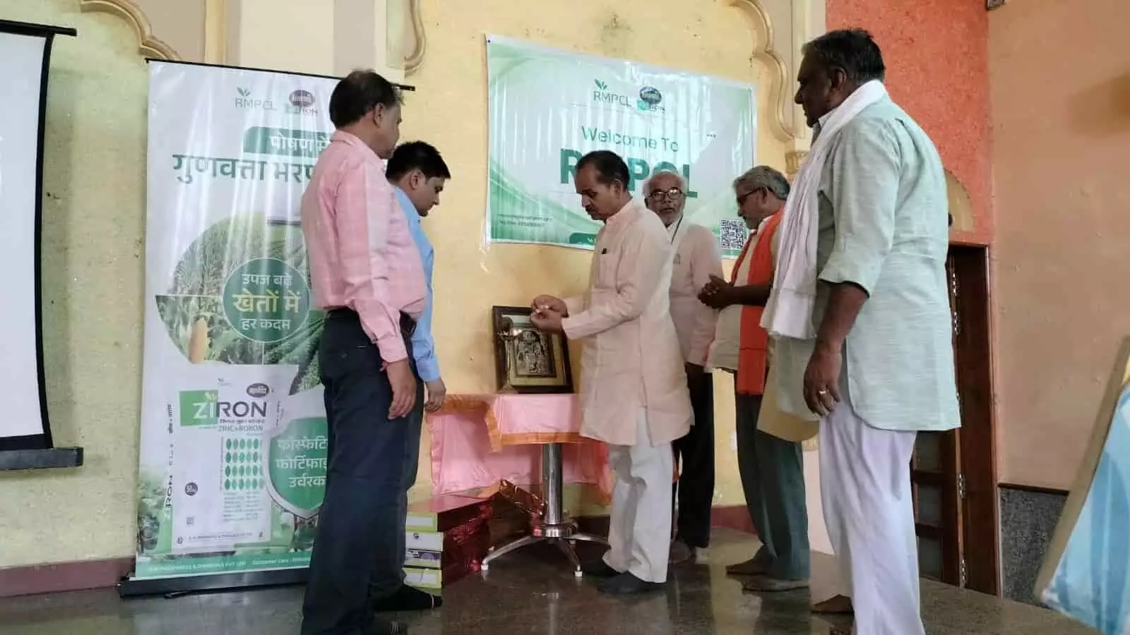 हिण्डौन सिटी में आयोजित आरएमपीसीएल कार्यक्रम में दीप प्रज्वलित करते राजस्थान ब्राह्मण महासभा के जिला अध्यक्ष।