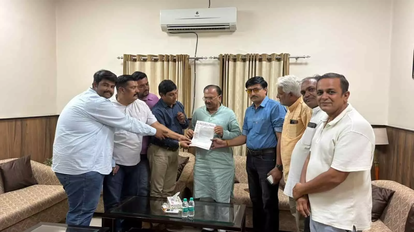 राजस्थान विधानसभा अध्यक्ष को ज्ञापन सौंपते जोधपुर के पत्रकार और आईएफडब्ल्यूजे के प्रतिनिधि। राजस्थान विधानसभा अध्यक्ष को ज्ञापन सौंपते जोधपुर के पत्रकार और आईएफडब्ल्यूजे के प्रतिनिधि।