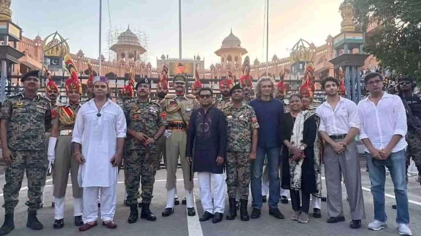 ए.आर. रहमान और फिल्म कलाकार अटारी बॉर्डर पर बीएसएफ जवानों के सम्मान में कार्यक्रम करते हुए। ए.आर. रहमान और फिल्म कलाकार अटारी बॉर्डर पर बीएसएफ जवानों के सम्मान में कार्यक्रम करते हुए।