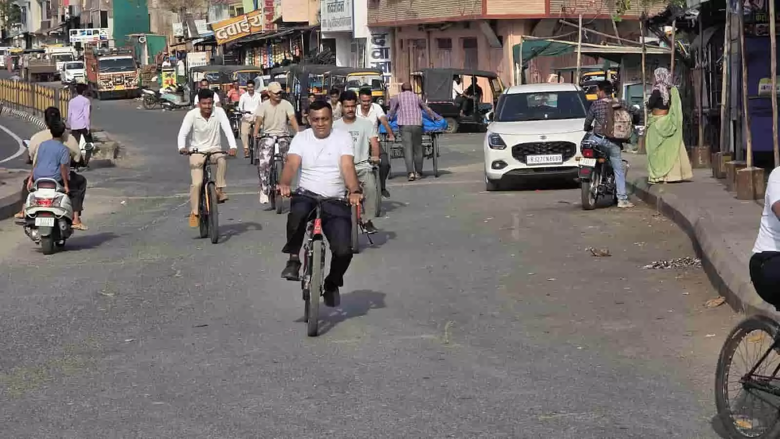 साइकिल चलाते खेरवाड़ा पुलिस के जवान और नागरिक जो कस्बे में जागरूकता बढ़ा रहे हैं। साइकिल चलाते खेरवाड़ा पुलिस के जवान और नागरिक जो कस्बे में जागरूकता बढ़ा रहे हैं।