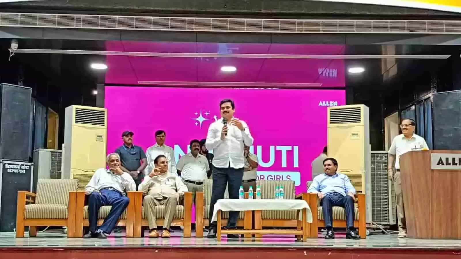 कोटा के एलन कैम्पस में वरिष्ठ फैकल्टी सदस्यों के साथ चर्चा करते हुए महाराष्ट्र विधान परिषद के अध्यक्ष प्रो. राम शिंदे। कोटा के एलन कैम्पस में वरिष्ठ फैकल्टी सदस्यों के साथ चर्चा करते हुए महाराष्ट्र विधान परिषद के अध्यक्ष प्रो. राम शिंदे।
