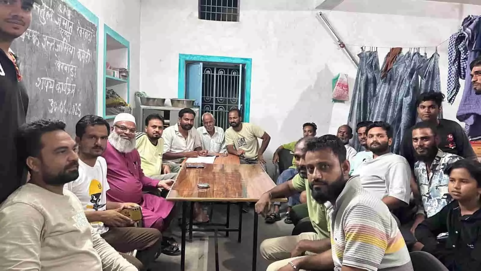 खेरवाड़ा में ताजिया समिति के सदस्य मुहर्रम के जुलूस की योजना पर चर्चा कर रहे हैं। खेरवाड़ा में ताजिया समिति के सदस्य मुहर्रम के जुलूस की योजना पर चर्चा कर रहे हैं।