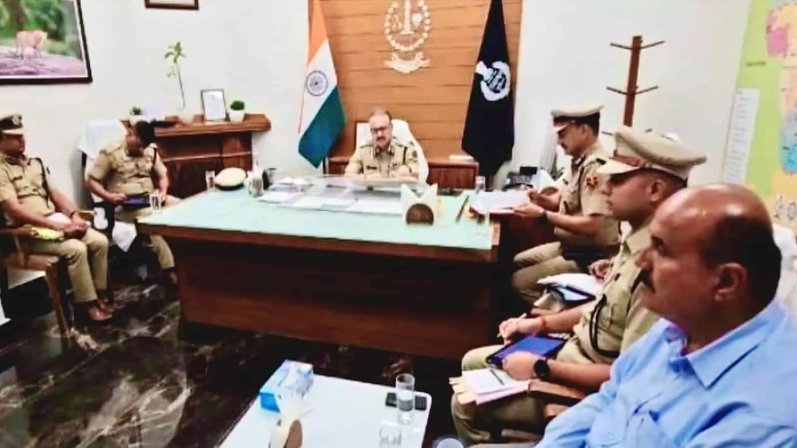 तस्वीर में राजस्थान पुलिस के महानिदेशक राजीव कुमार शर्मा जोधपुर में बैठक लेते हुए।