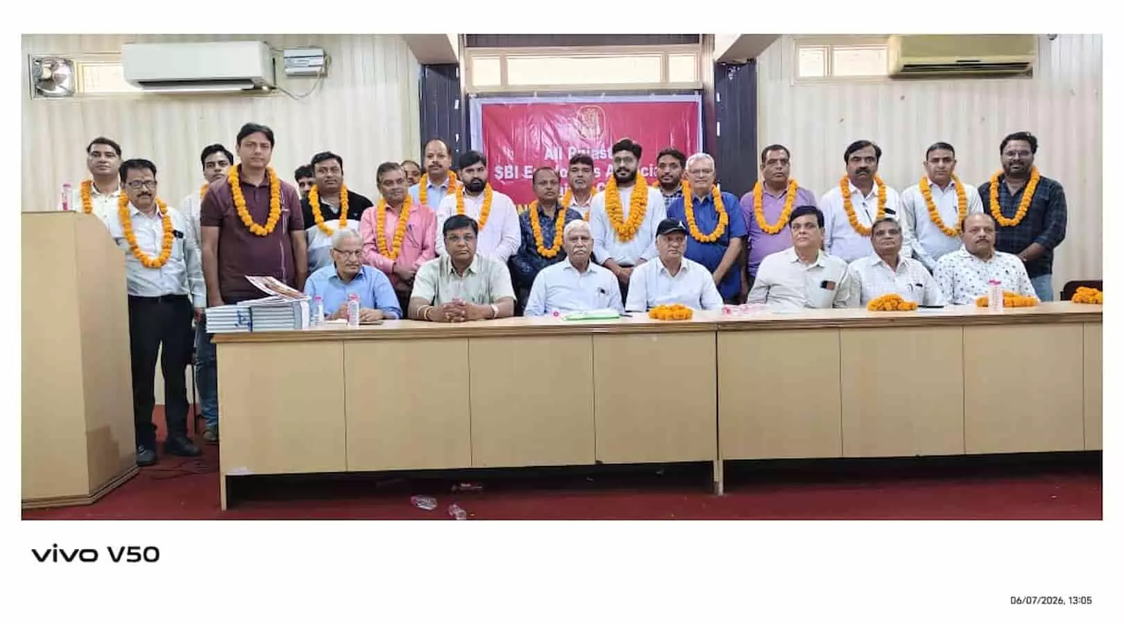 तस्वीर में ऑल राजस्थान एसबीआई एम्प्लॉईज एसोसिएशन की आम सभा के दौरान नवनिर्वाचित पदाधिकारी और बैंक कर्मचारी दिख रहे हैं। तस्वीर में ऑल राजस्थान एसबीआई एम्प्लॉईज एसोसिएशन की आम सभा के दौरान नवनिर्वाचित पदाधिकारी और बैंक कर्मचारी दिख रहे हैं।
