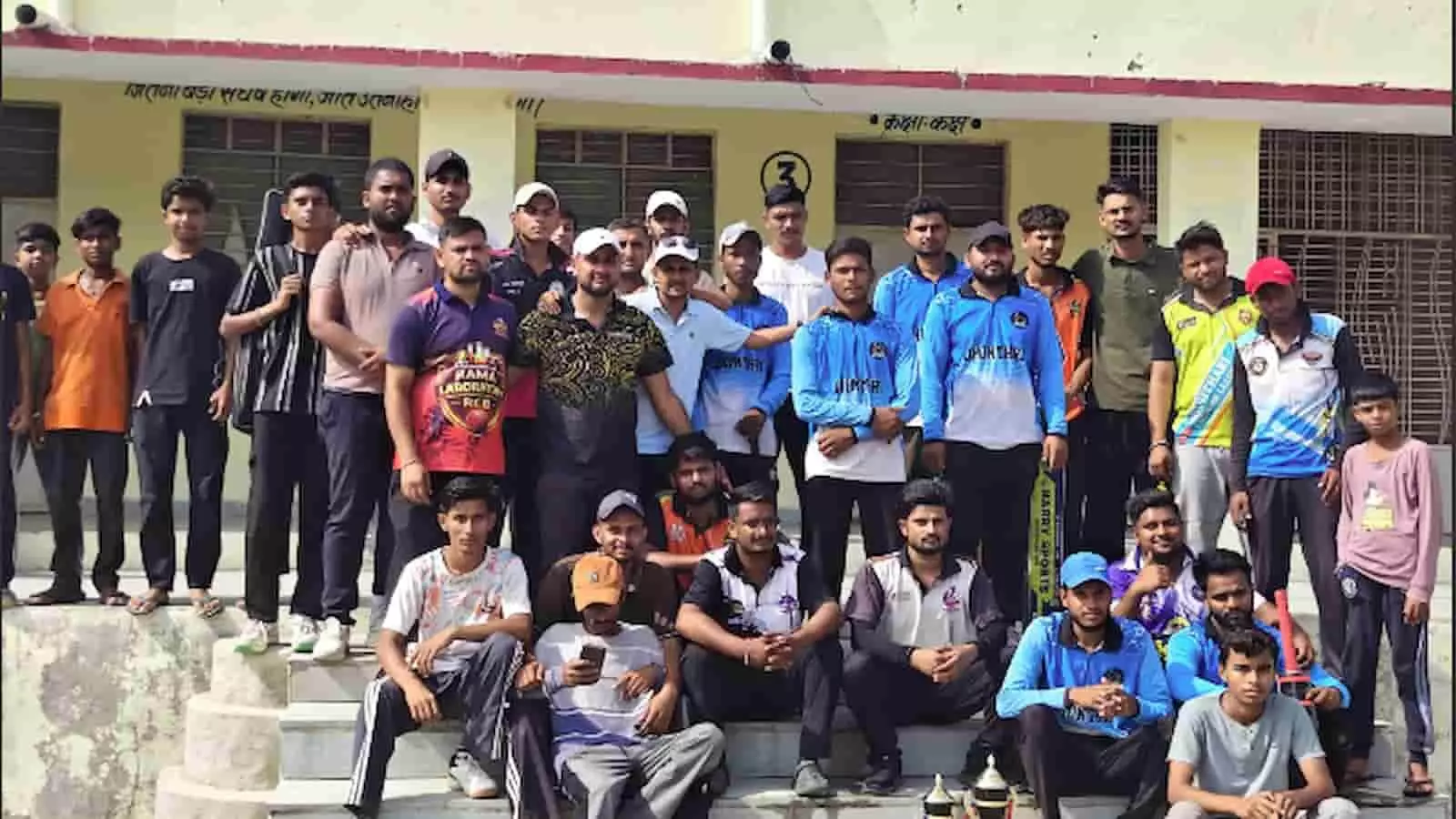 राजकीय उच्च माध्यमिक विद्यालय खेरवाड़ा में क्रिकेट प्रतियोगिता के बाद विजेता और प्रतिभागी खिलाड़ी। राजकीय उच्च माध्यमिक विद्यालय खेरवाड़ा में क्रिकेट प्रतियोगिता के बाद विजेता और प्रतिभागी खिलाड़ी।