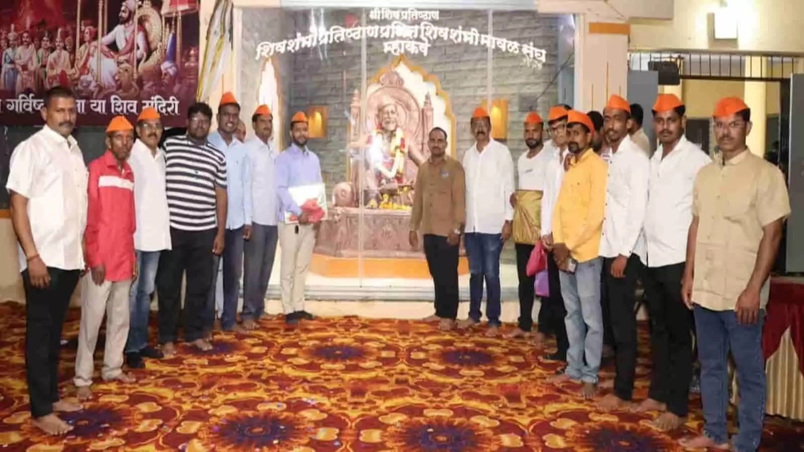 म्हाकवे गांव में शिवाजी और संभाजी महाराज की प्रतिमा अनावरण कार्यक्रम में उपस्थित ग्रामवासी। म्हाकवे गांव में शिवाजी और संभाजी महाराज की प्रतिमा अनावरण कार्यक्रम में उपस्थित ग्रामवासी।