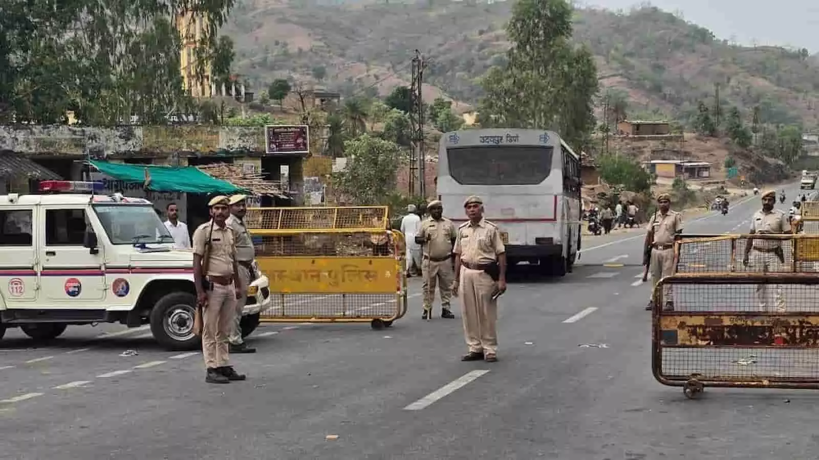 तस्वीर में राजस्थान पुलिस द्वारा सड़क पर यातायात नियमों के पालन हेतु की गई नाकेबंदी दिख रही है। तस्वीर में राजस्थान पुलिस द्वारा सड़क पर यातायात नियमों के पालन हेतु की गई नाकेबंदी दिख रही है।