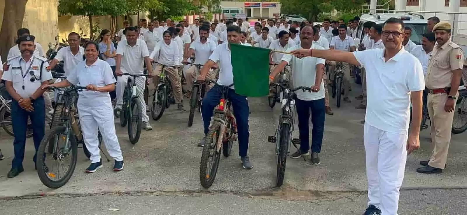 ब्यावर में फिट इंडिया अभियान के अंतर्गत पुलिस अधिकारियों द्वारा निकाली गई साइकिल रैली। ब्यावर में फिट इंडिया अभियान के अंतर्गत पुलिस अधिकारियों द्वारा निकाली गई साइकिल रैली।