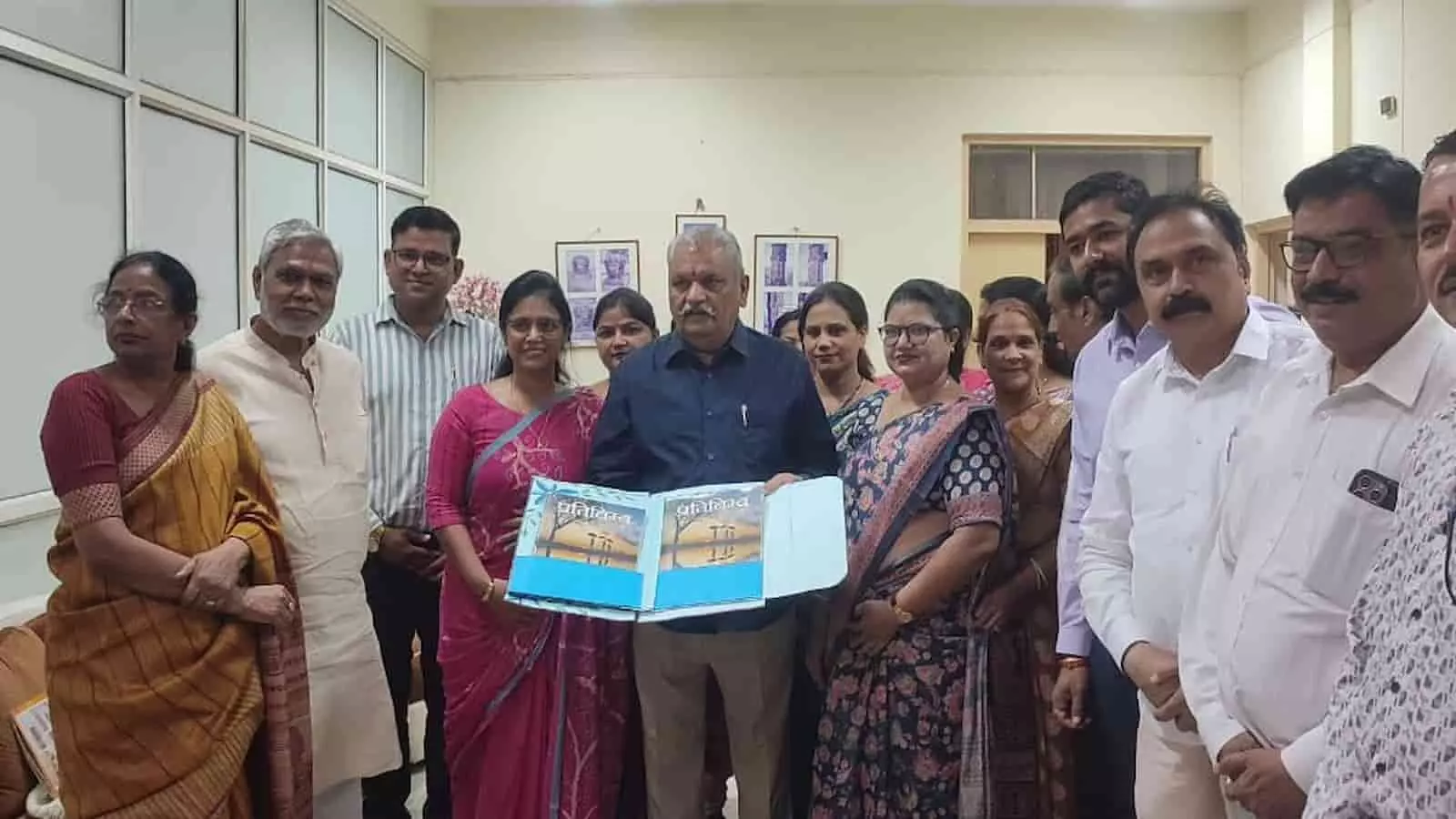 कोटा विश्वविद्यालय कुलपति और माँ भारती कॉलेज स्टाफ द्वारा वार्षिक पत्रिका प्रतिबिंब का विमोचन किया जाना। कोटा विश्वविद्यालय कुलपति और माँ भारती कॉलेज स्टाफ द्वारा वार्षिक पत्रिका प्रतिबिंब का विमोचन किया जाना।