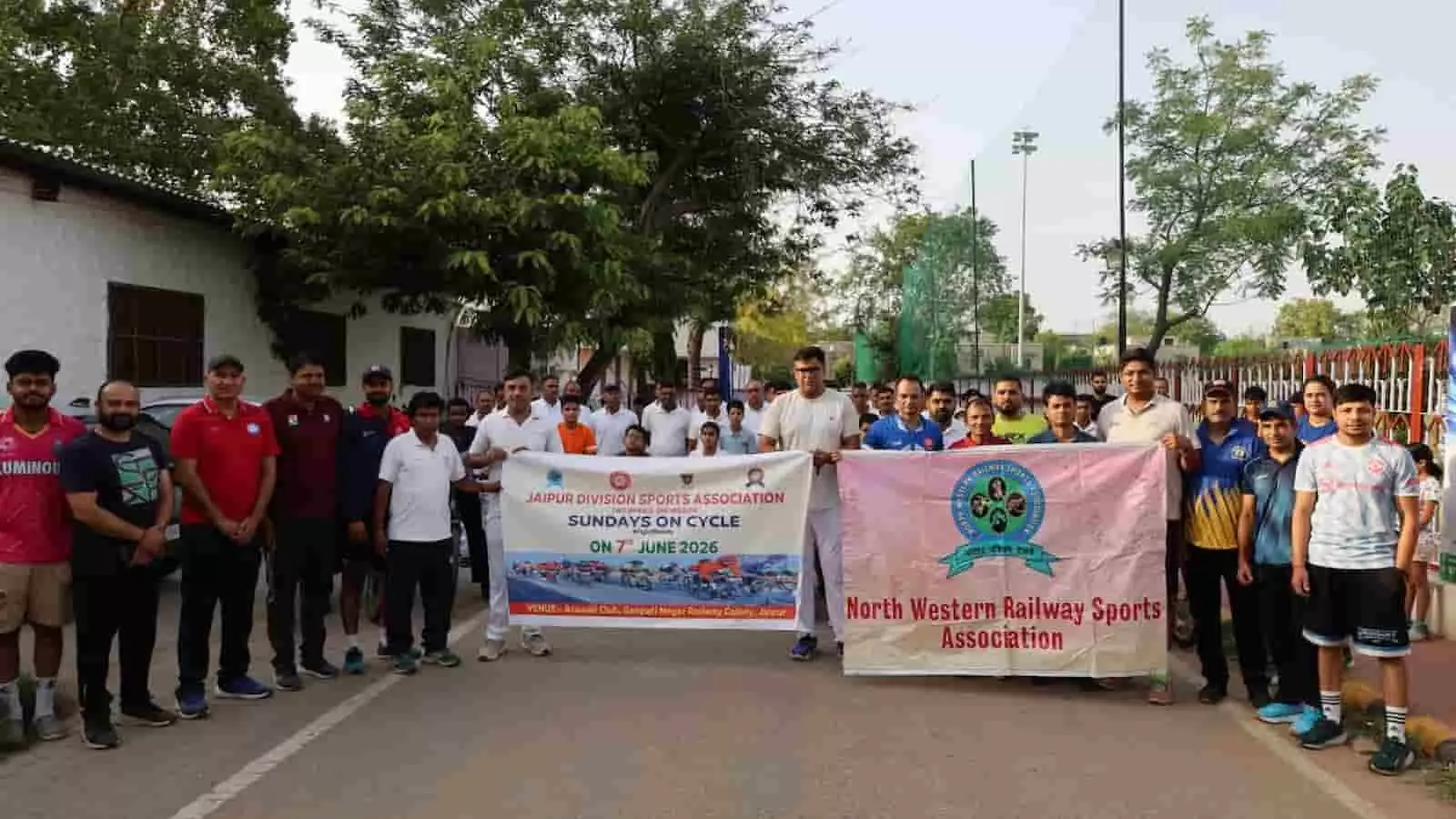 तस्वीर में जयपुर में आयोजित संडेज ऑन साइकिल अभियान के प्रतिभागी दिख रहे हैं। तस्वीर में जयपुर में आयोजित संडेज ऑन साइकिल अभियान के प्रतिभागी दिख रहे हैं।