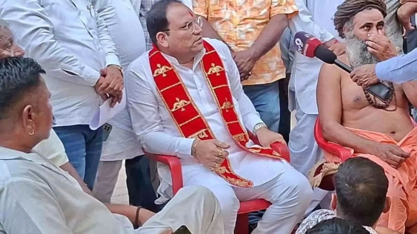 चंद्रेशल मठ के महंत की हत्या के बाद बैठक करते ब्राह्मण कल्याण परिषद के पदाधिकारी और स्थानीय लोग। चंद्रेशल मठ के महंत की हत्या के बाद बैठक करते ब्राह्मण कल्याण परिषद के पदाधिकारी और स्थानीय लोग।