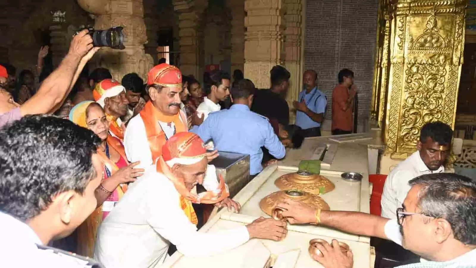 तस्वीर में राजस्थान के श्रद्धालु सोमनाथ मंदिर में ज्योतिर्लिंग के दर्शन करते हुए दिख रहे हैं। तस्वीर में राजस्थान के श्रद्धालु सोमनाथ मंदिर में ज्योतिर्लिंग के दर्शन करते हुए दिख रहे हैं।