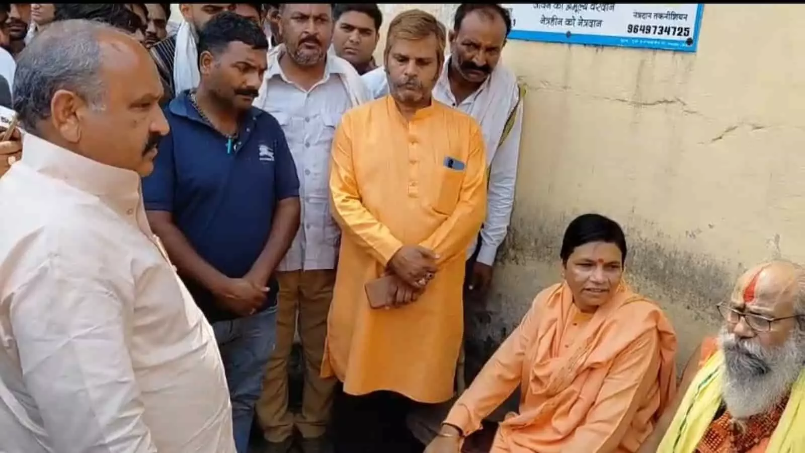 कोटा के अस्पताल के बाहर महंत हत्याकांड के विरोध में बैठे लोगों से बातचीत करते पूर्व विधायक प्रहलाद गुंजल। कोटा के अस्पताल के बाहर महंत हत्याकांड के विरोध में बैठे लोगों से बातचीत करते पूर्व विधायक प्रहलाद गुंजल।