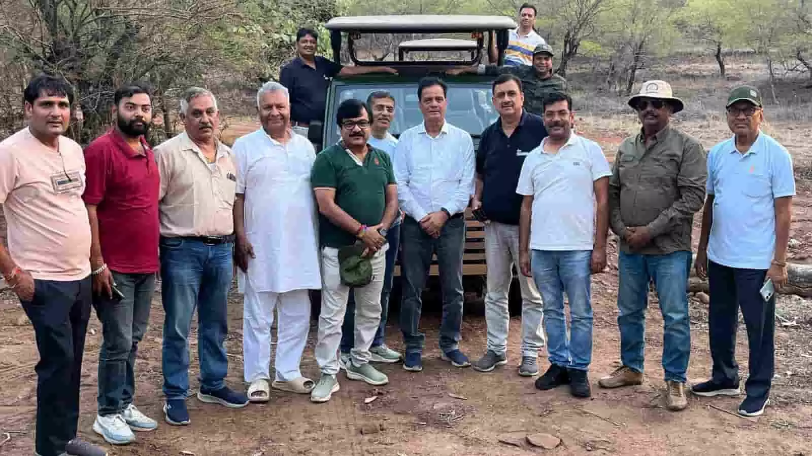 मुकुंदरा हिल्स टाइगर रिजर्व में जिप्सी गाड़ी के पास खड़े होकर समूह में फोटो खिंचवाते होटल फेडरेशन के सदस्य। मुकुंदरा हिल्स टाइगर रिजर्व में जिप्सी गाड़ी के पास खड़े होकर समूह में फोटो खिंचवाते होटल फेडरेशन के सदस्य।