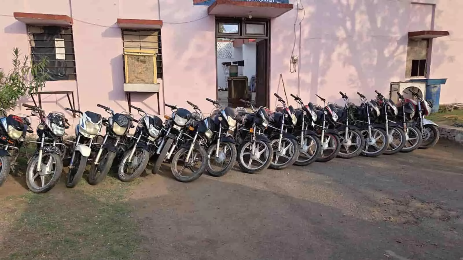 सुभाषनगर थाना परिसर में पुलिस द्वारा बरामद की गई 18 चोरी की मोटरसाइकिलें। सुभाषनगर थाना परिसर में पुलिस द्वारा बरामद की गई 18 चोरी की मोटरसाइकिलें।