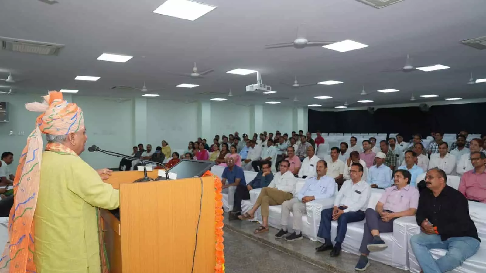 कोटा विश्वविद्यालय के स्थापना दिवस समारोह में धन्वंतरि भवन के मंच से भाषण देते कुलगुरु और सामने बैठे अतिथि। कोटा विश्वविद्यालय के स्थापना दिवस समारोह में धन्वंतरि भवन के मंच से भाषण देते कुलगुरु और सामने बैठे अतिथि।
