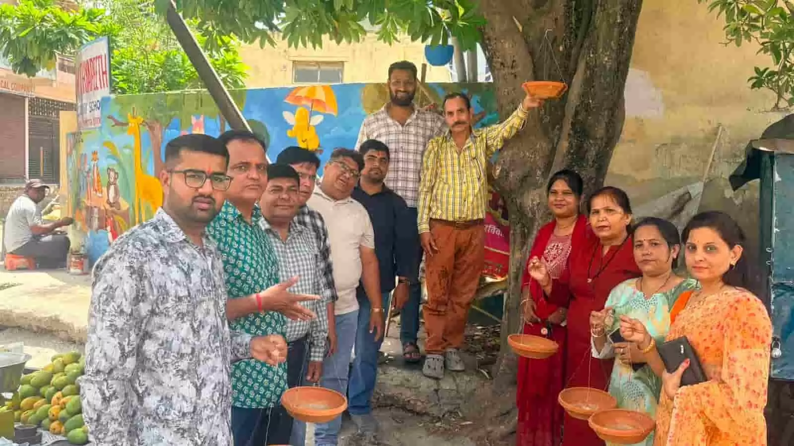 तस्वीर में युवा संगठन के सदस्य जयपुर के बदनपुरा में पक्षियों के लिए पानी के पात्र लगाते हुए। तस्वीर में युवा संगठन के सदस्य जयपुर के बदनपुरा में पक्षियों के लिए पानी के पात्र लगाते हुए।