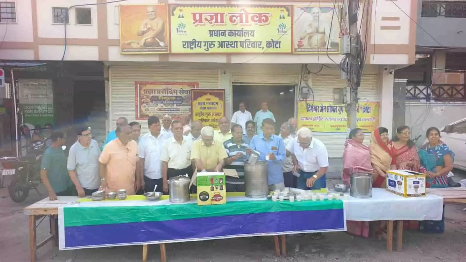 कोटा के प्रज्ञा प्रज्ञालोक में लगे काउंटर पर लोगों को भोजन और नाश्ता वितरित करते हुए सामाजिक कार्यकर्ता। कोटा के प्रज्ञा प्रज्ञालोक में लगे काउंटर पर लोगों को भोजन और नाश्ता वितरित करते हुए सामाजिक कार्यकर्ता।