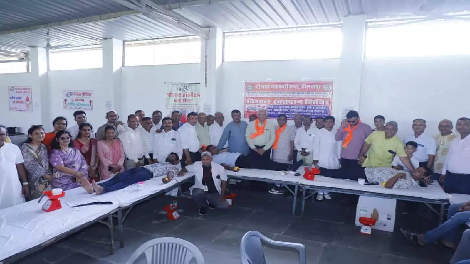 भीलवाड़ा के सांवरिया रिसॉर्ट में महेश नवमी महोत्सव के दौरान आयोजित रक्तदान शिविर में उपस्थित समाजजन।