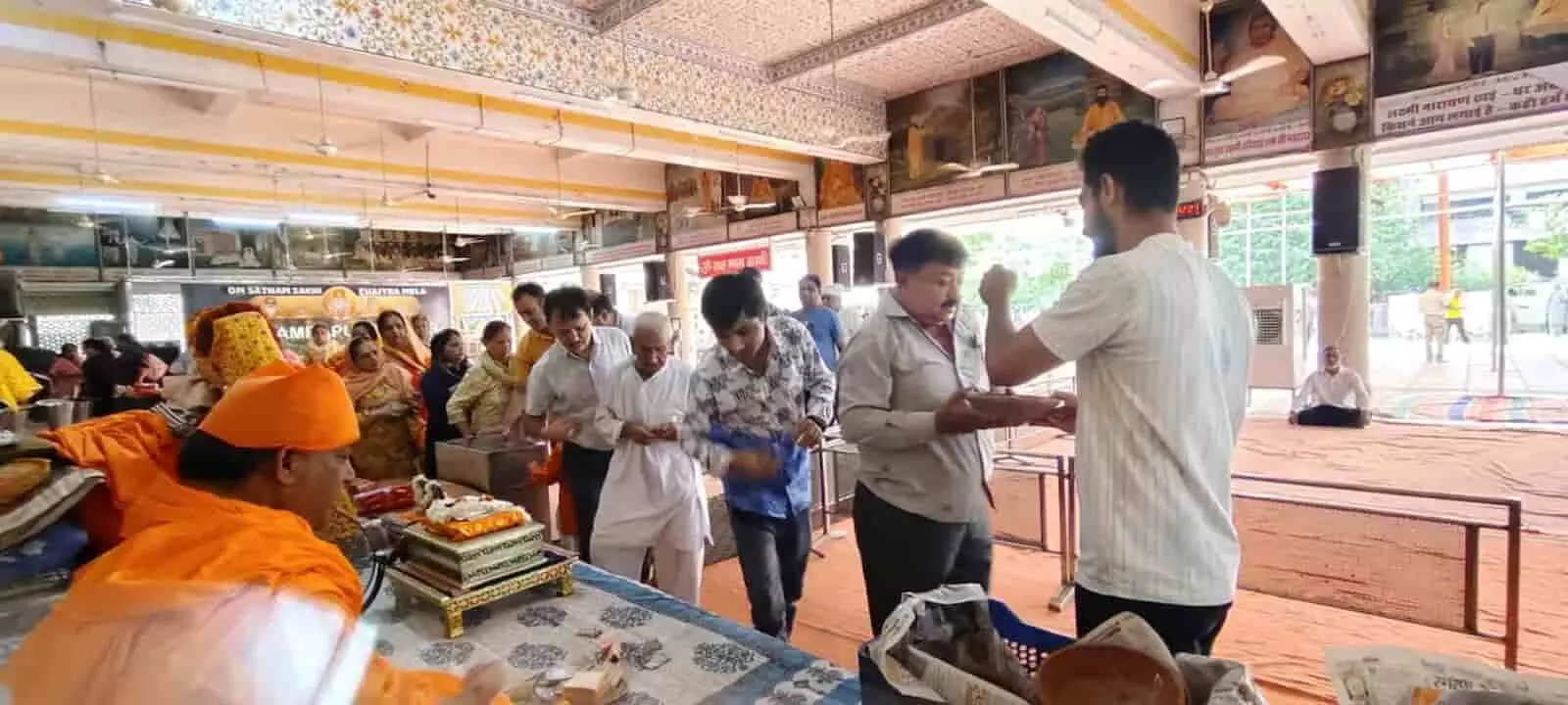 श्री अमरापुर स्थान जयपुर में जरूरतमंद परिवारों को राशन किट और पक्षियों के लिए जल-पात्र वितरित किए गए। श्री अमरापुर स्थान जयपुर में जरूरतमंद परिवारों को राशन किट और पक्षियों के लिए जल-पात्र वितरित किए गए।