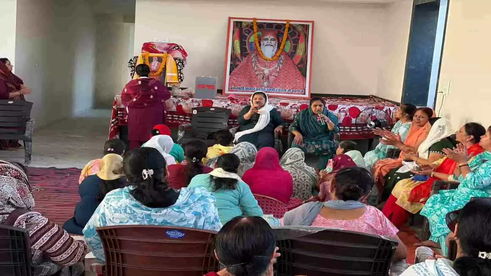 भीलवाड़ा के प्रेम प्रकाश आश्रम में सत्संग करते हुए श्रद्धालु और महिला मण्डली।