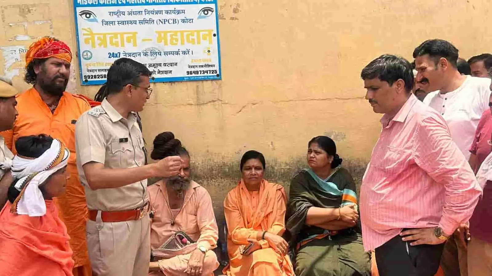 कोटा अस्पताल की मोर्चरी के बाहर पुलिस अधिकारियों और कांग्रेस नेताओं के साथ बैठे संत समाज के लोग। कोटा अस्पताल की मोर्चरी के बाहर पुलिस अधिकारियों और कांग्रेस नेताओं के साथ बैठे संत समाज के लोग।