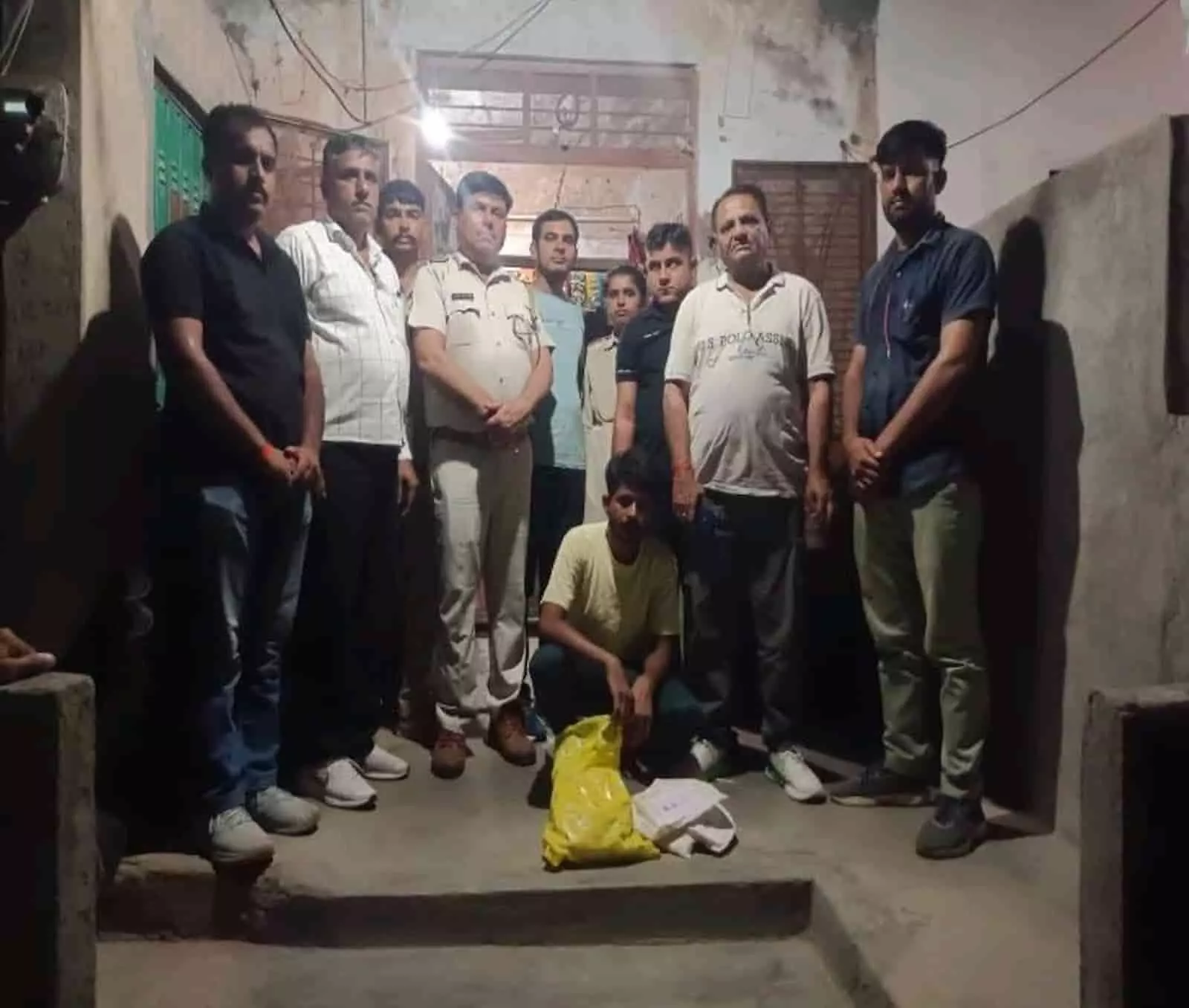 राजस्थान के पाली और बीकानेर में नशा तस्करी के खिलाफ कार्रवाई करती हुई एएनटीएफ टीम। राजस्थान के पाली और बीकानेर में नशा तस्करी के खिलाफ कार्रवाई करती हुई एएनटीएफ टीम।