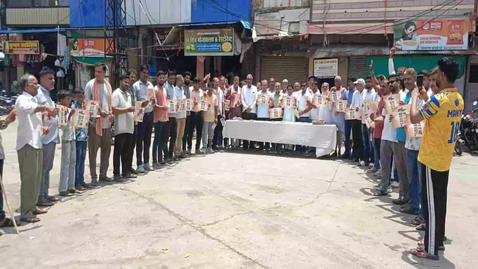 बेगूं में हल्दीघाटी विजय समारोह के पोस्टर का विमोचन करते स्थानीय नागरिक और पदाधिकारी। बेगूं में हल्दीघाटी विजय समारोह के पोस्टर का विमोचन करते स्थानीय नागरिक और पदाधिकारी।