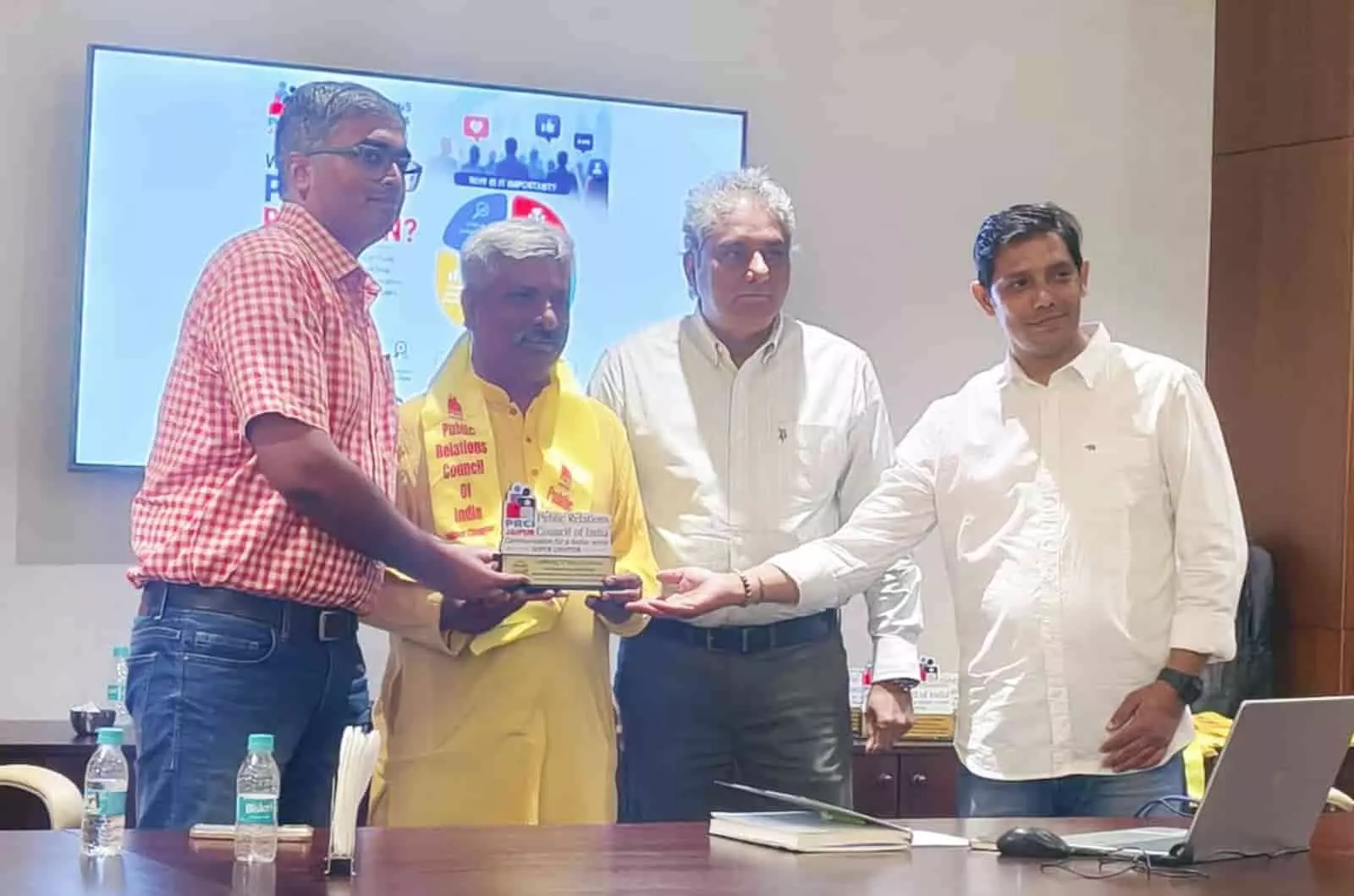 तस्वीर में पीआरसीआई जयपुर चैप्टर के सदस्य कॉन्स्टिट्यूशन क्लब में बैठक के दौरान नजर आ रहे हैं। तस्वीर में पीआरसीआई जयपुर चैप्टर के सदस्य कॉन्स्टिट्यूशन क्लब में बैठक के दौरान नजर आ रहे हैं।