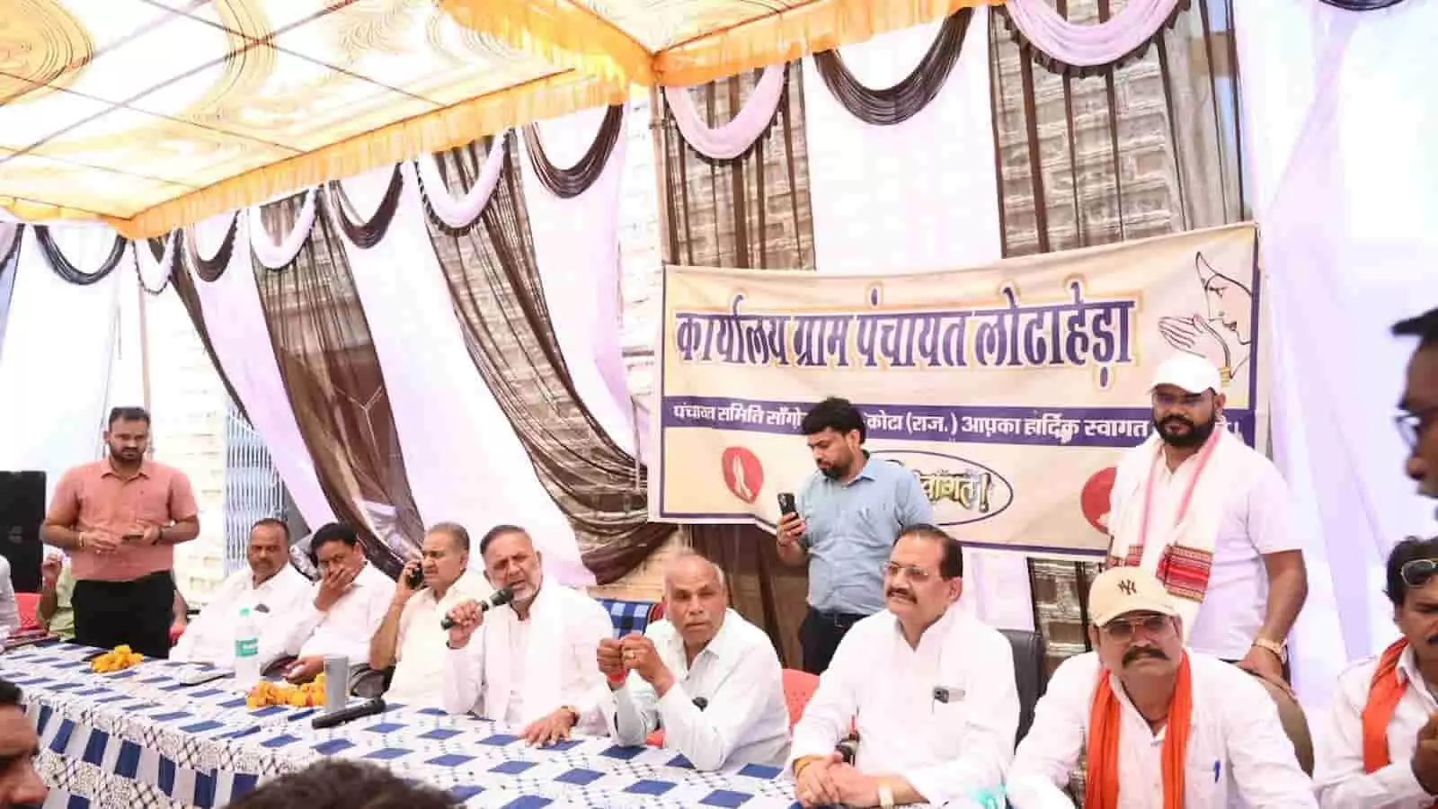 ग्राम पंचायत लोढाहेड़ा में ऊर्जा मंत्री हीरालाल नागर ग्रामीणों के साथ बैठक कर जनसुनवाई करते हुए। ग्राम पंचायत लोढाहेड़ा में ऊर्जा मंत्री हीरालाल नागर ग्रामीणों के साथ बैठक कर जनसुनवाई करते हुए।