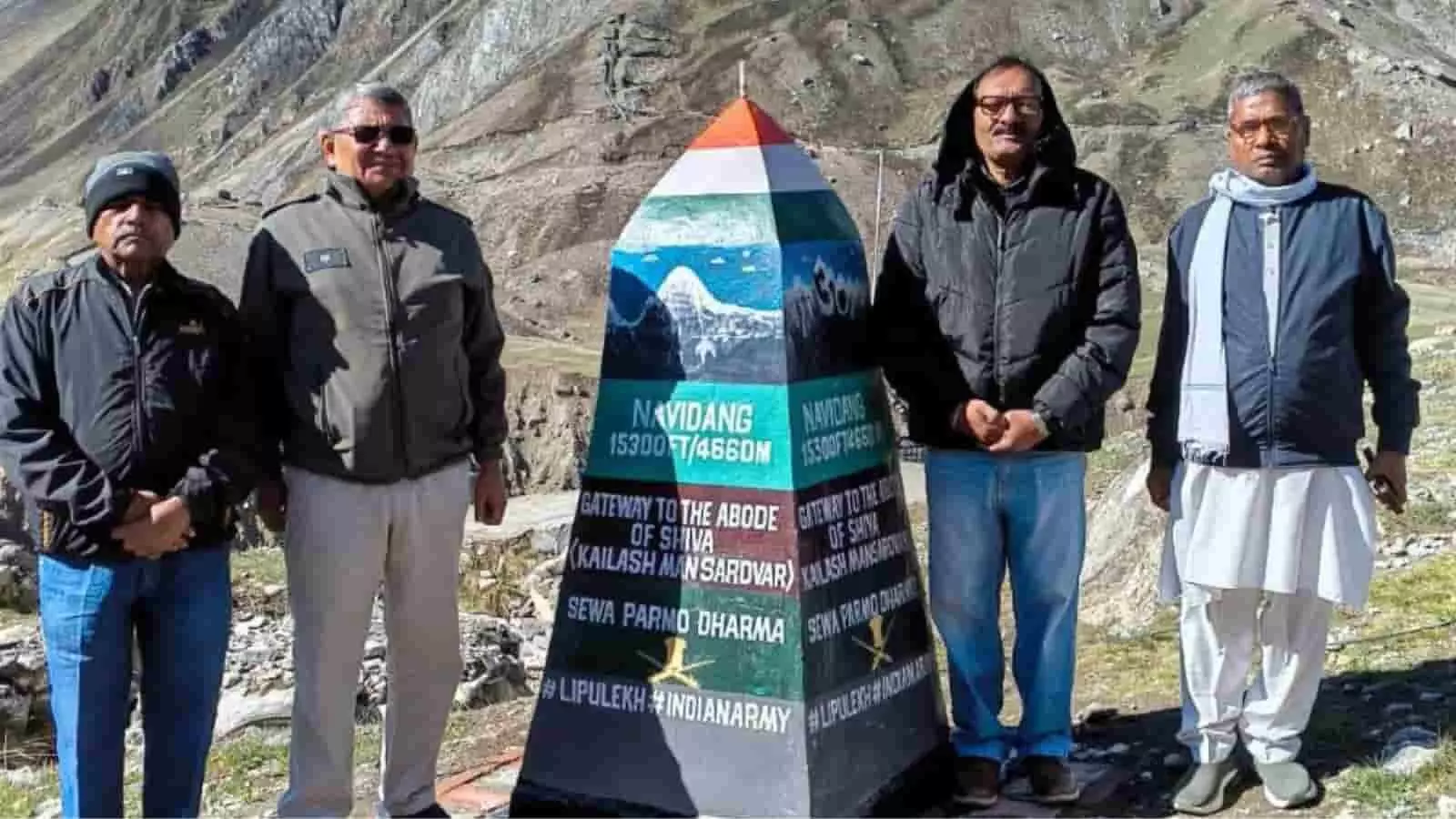 नाभीडांग लिपुलेख सीमा स्तंभ के पास खड़े बजरंग लाल मेहरा और अन्य तीर्थयात्री कैलाश मानसरोवर यात्रा के दौरान। नाभीडांग लिपुलेख सीमा स्तंभ के पास खड़े बजरंग लाल मेहरा और अन्य तीर्थयात्री कैलाश मानसरोवर यात्रा के दौरान।