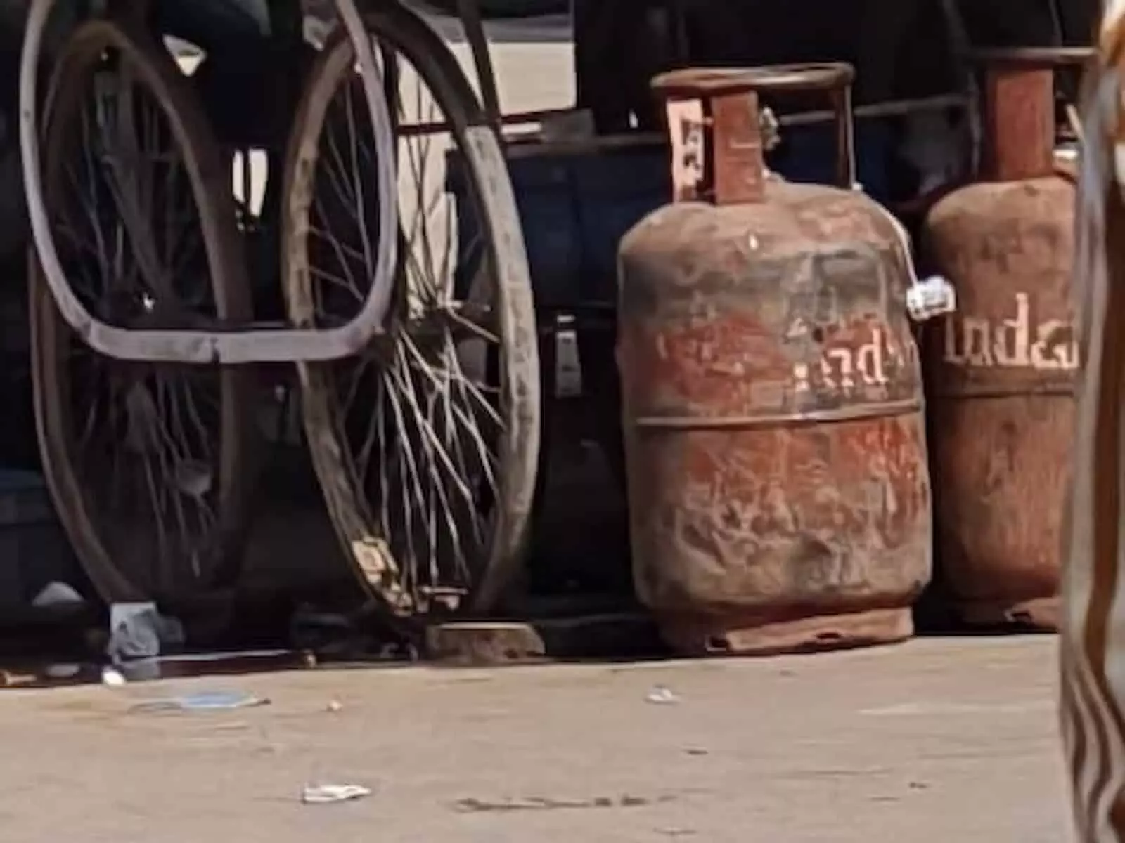 गैस एजेंसी के सामने कतार में खड़े उपभोक्ता और सिलेंडरों का व्यावसायिक उपयोग पर विरोध। गैस एजेंसी के सामने कतार में खड़े उपभोक्ता और सिलेंडरों का व्यावसायिक उपयोग पर विरोध।