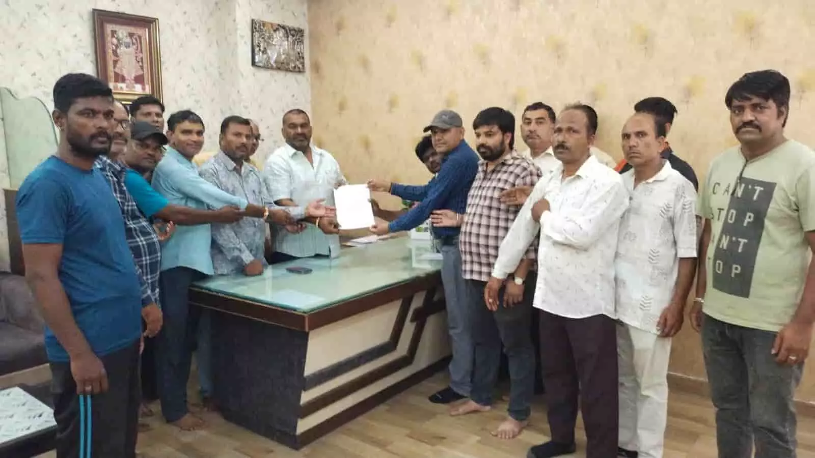 जनार्दन राय नागर राजस्थान विद्यापीठ के मुख्य द्वार पर विरोध प्रदर्शन करते हुए आक्रोशित कर्मचारी। जनार्दन राय नागर राजस्थान विद्यापीठ के मुख्य द्वार पर विरोध प्रदर्शन करते हुए आक्रोशित कर्मचारी।