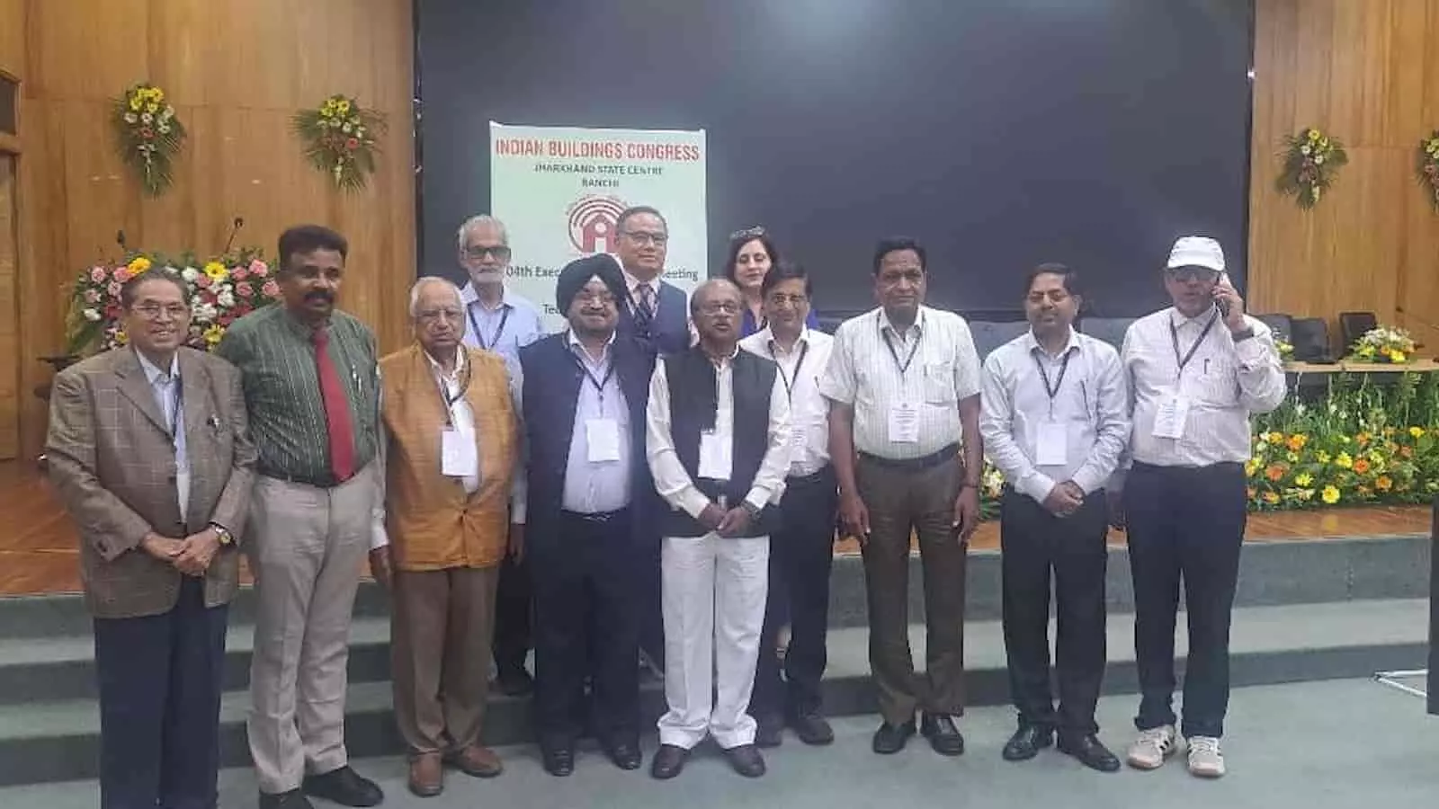 रांची में आयोजित इंडियन बिल्डिंग कांग्रेस की बैठक में मंचासीन अतिथि और पदाधिकारी समूह तस्वीर खिंचवाते हुए। रांची में आयोजित इंडियन बिल्डिंग कांग्रेस की बैठक में मंचासीन अतिथि और पदाधिकारी समूह तस्वीर खिंचवाते हुए।