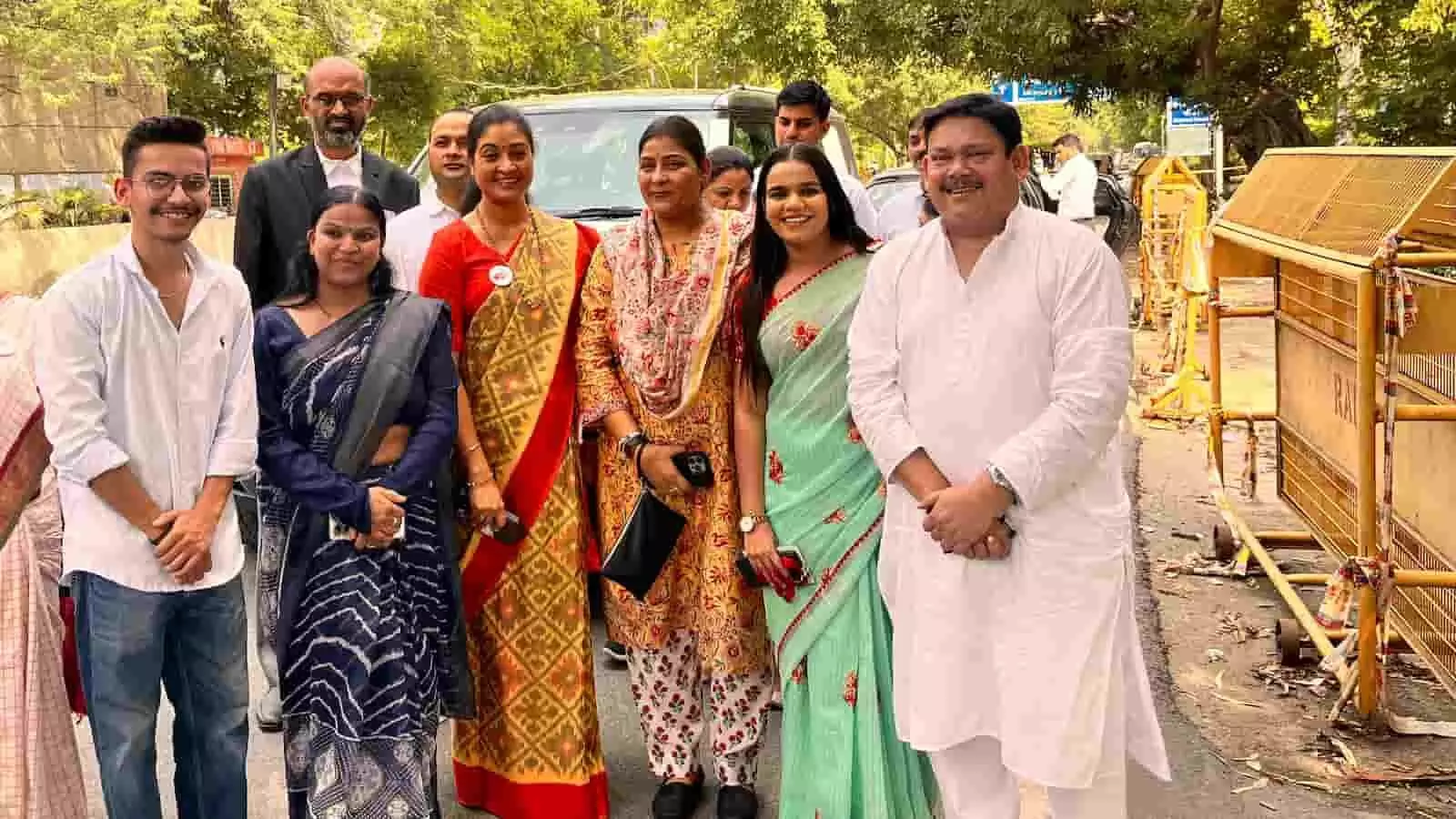 ब्यावर महिला कांग्रेस अध्यक्ष इशिका जैन दिल्ली में कांग्रेस पार्टी के नेताओं के साथ दिख रही हैं। ब्यावर महिला कांग्रेस अध्यक्ष इशिका जैन दिल्ली में कांग्रेस पार्टी के नेताओं के साथ दिख रही हैं।