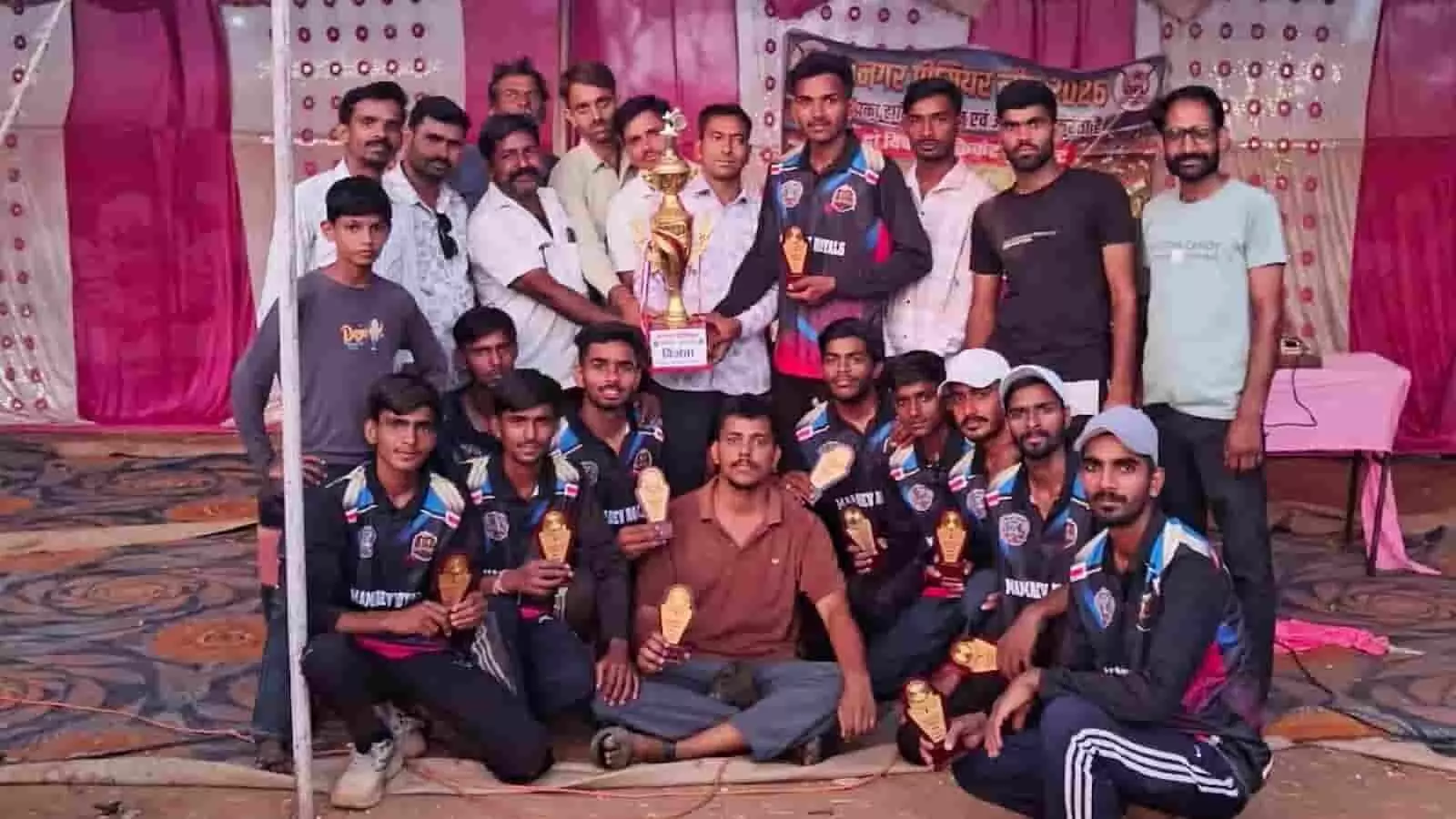 तस्वीर में झाडोल क्रिकेट टूर्नामेंट के पुरस्कार वितरण समारोह के दौरान विजेता खिलाड़ी ट्रॉफी के साथ दिख रहे हैं। तस्वीर में झाडोल क्रिकेट टूर्नामेंट के पुरस्कार वितरण समारोह के दौरान विजेता खिलाड़ी ट्रॉफी के साथ दिख रहे हैं।