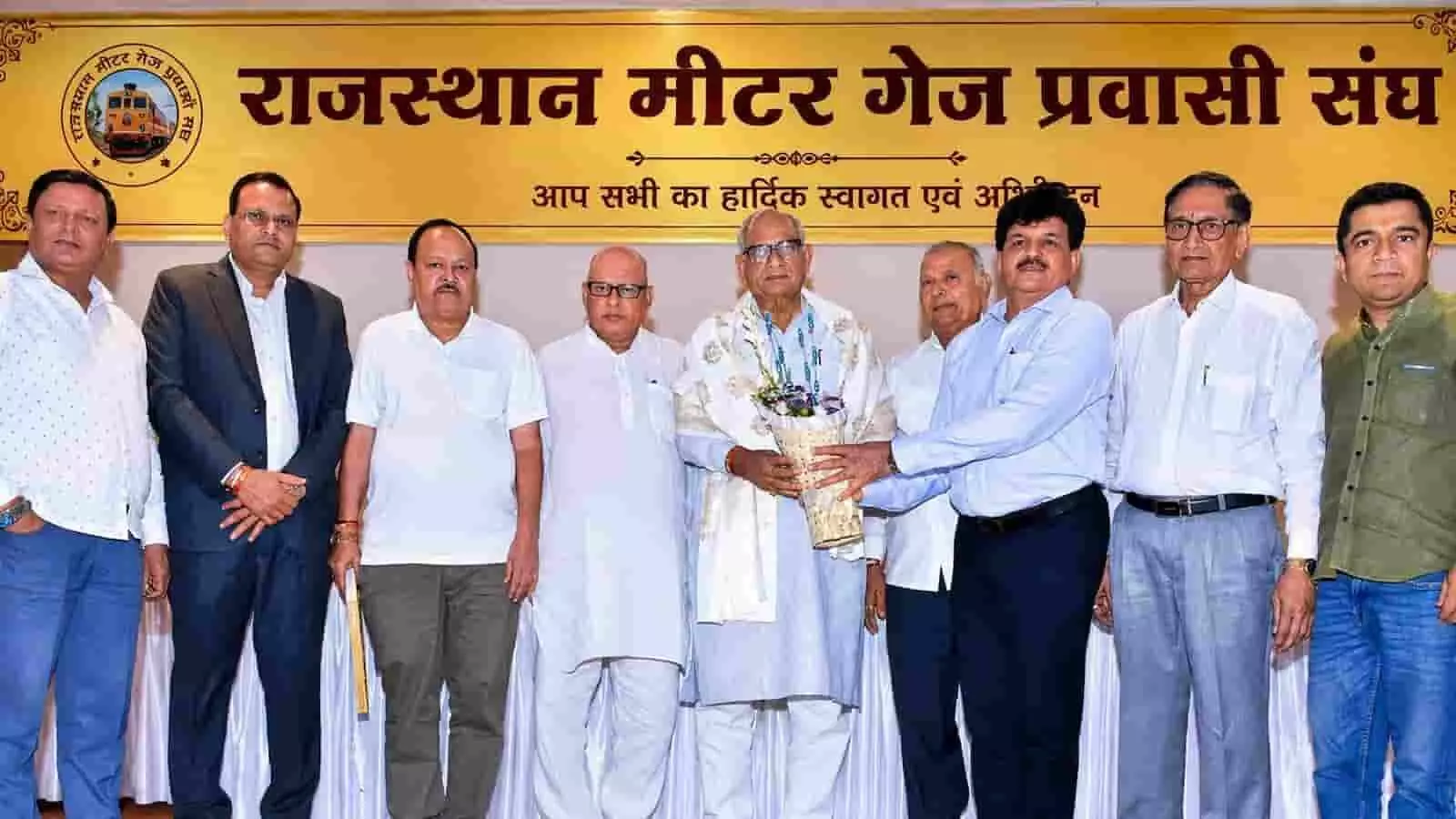 तस्वीर में राजस्थान मीटर गेज प्रवासी संघ के अधिवेशन में मौजूद सांसद और समाज के प्रतिनिधि। तस्वीर में राजस्थान मीटर गेज प्रवासी संघ के अधिवेशन में मौजूद सांसद और समाज के प्रतिनिधि।