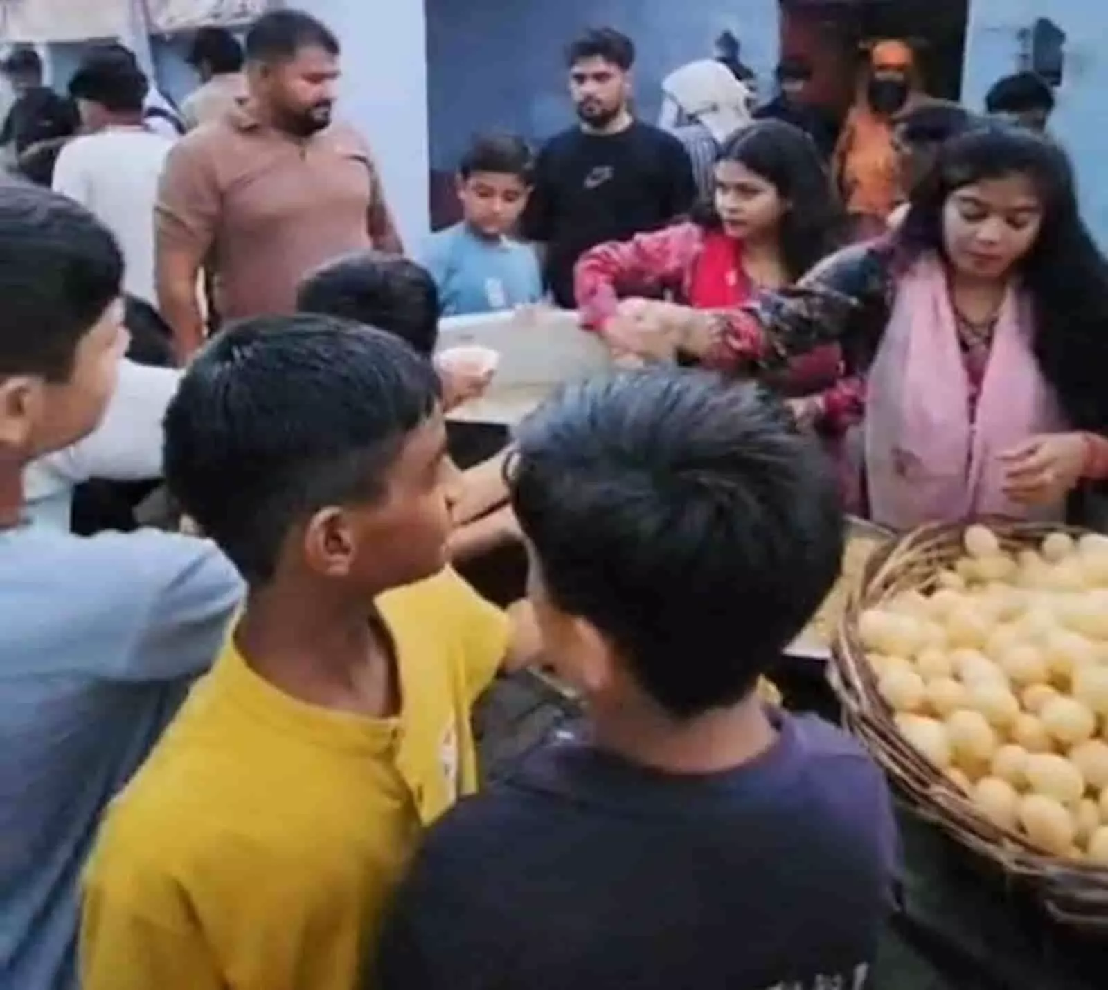 तस्वीर में डीग के साक्षी गोपाल मंदिर में श्रद्धालुओं को भोजन कराते स्वयंसेवक दिख रहे हैं।