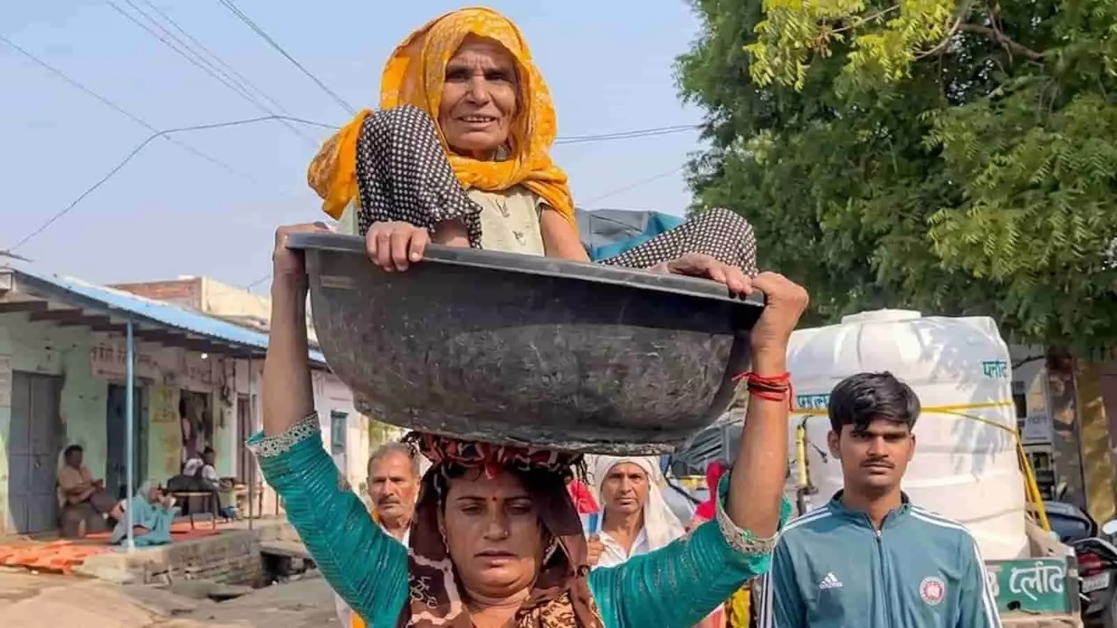 तस्वीर में बहू द्वारा 90 वर्षीय सास को उठाकर डीग में बृज चौरासी कोस यात्रा पूरी करते हुए दिखाया गया है।
