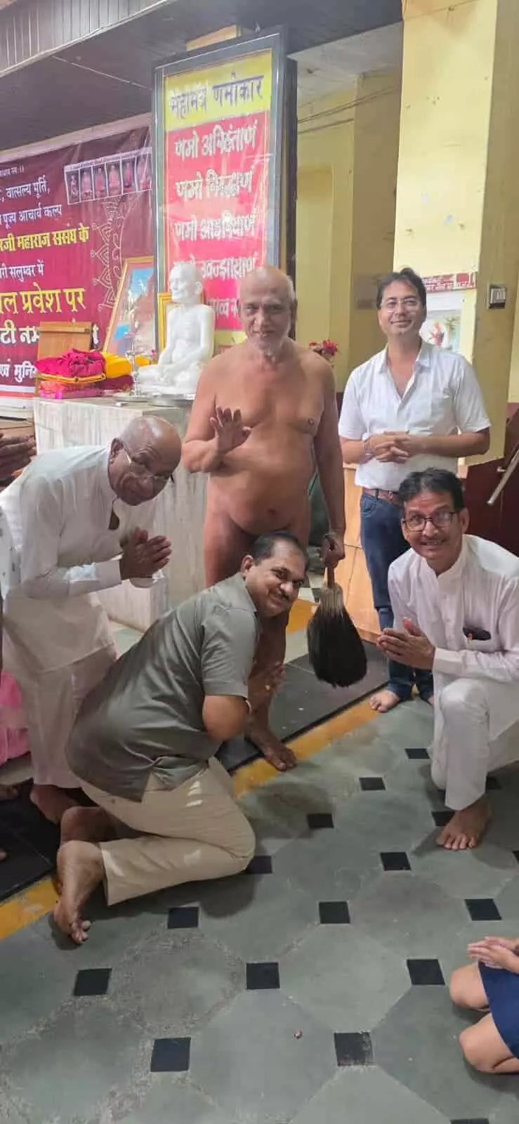 श्रमण भवन में आचार्य पुण्य सागर महाराज का आशीर्वाद लेते धरियावद जैन समाज के सदस्य। श्रमण भवन में आचार्य पुण्य सागर महाराज का आशीर्वाद लेते धरियावद जैन समाज के सदस्य।