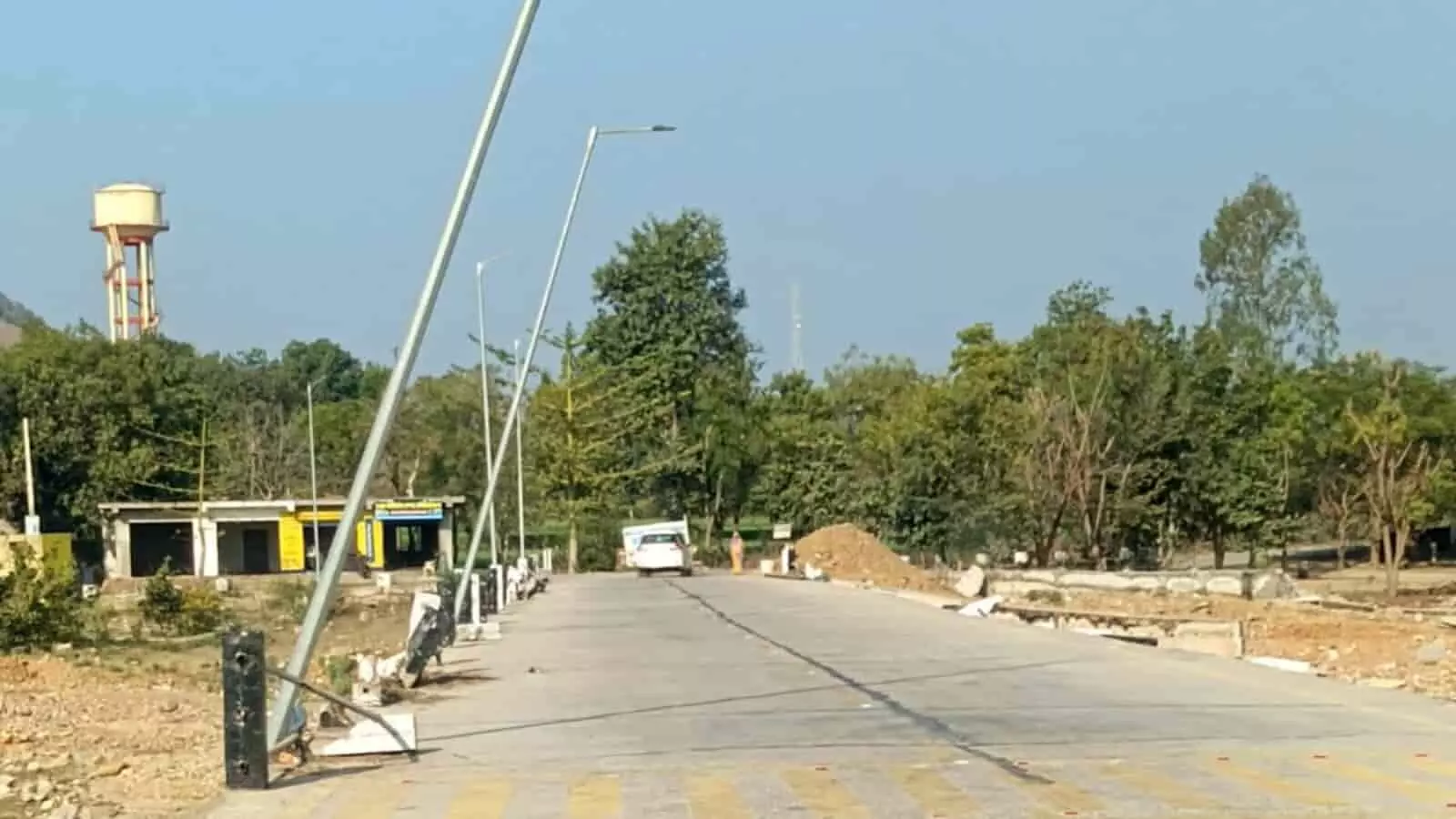खेरवाड़ा के सुवेरी बाई मार्ग पर बिना रेलिंग के बना पुल दुर्घटना को दे रहा है निमंत्रण। खेरवाड़ा के सुवेरी बाई मार्ग पर बिना रेलिंग के बना पुल दुर्घटना को दे रहा है निमंत्रण।