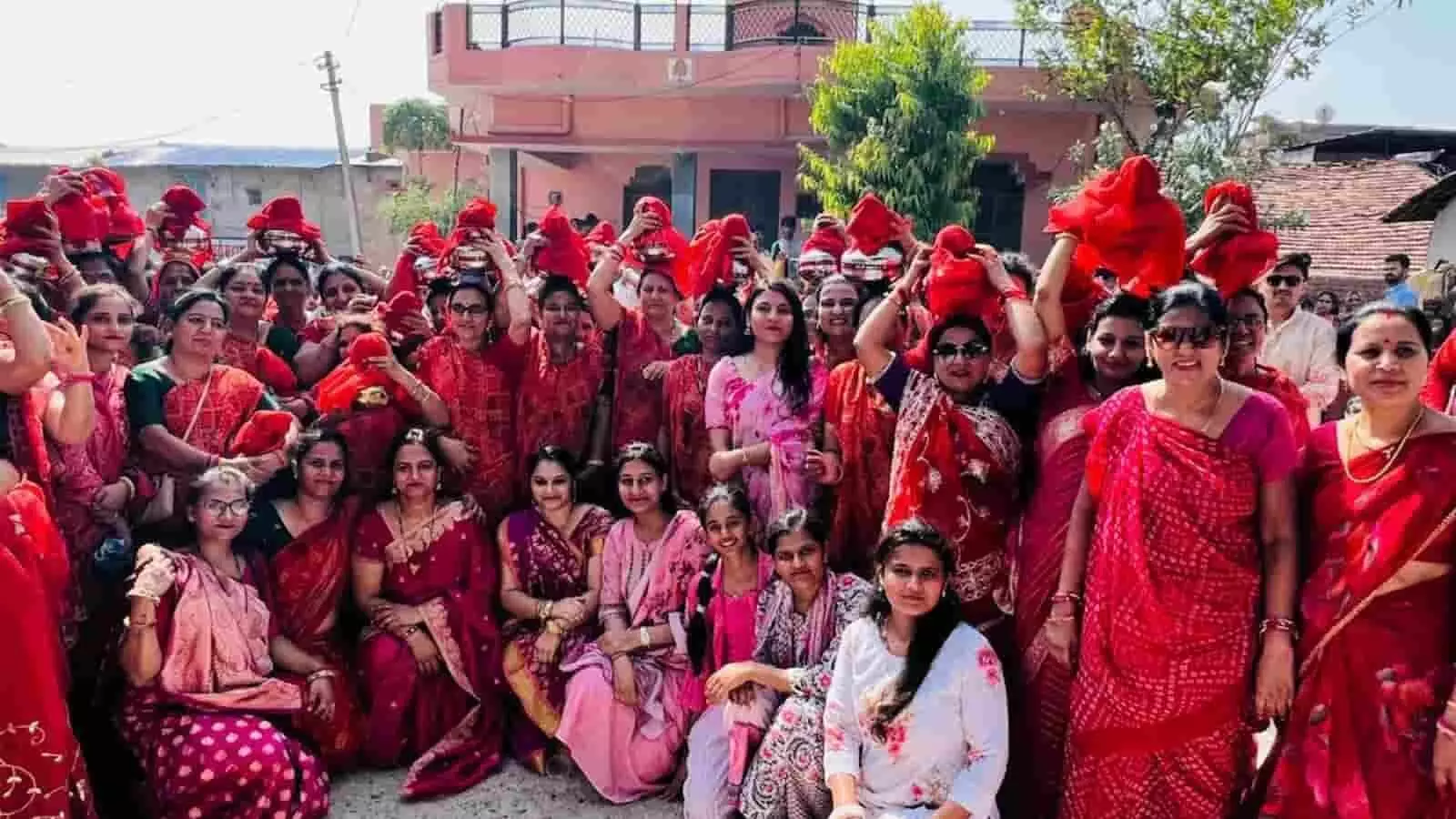बरोठी के लक्ष्मीनारायण मंदिर पाटोत्सव में कलश यात्रा के दौरान लाल साड़ी पहने महिलाओं का समूह। बरोठी के लक्ष्मीनारायण मंदिर पाटोत्सव में कलश यात्रा के दौरान लाल साड़ी पहने महिलाओं का समूह।