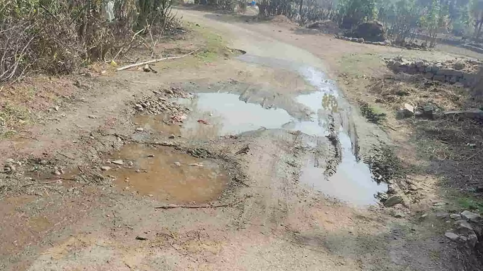 मोकरवाड़ा गांव में घरेलू उपयोग के पानी के बहाव से क्षतिग्रस्त हुई मिट्टी और डामर की सड़क मोकरवाड़ा गांव में घरेलू उपयोग के पानी के बहाव से क्षतिग्रस्त हुई मिट्टी और डामर की सड़क