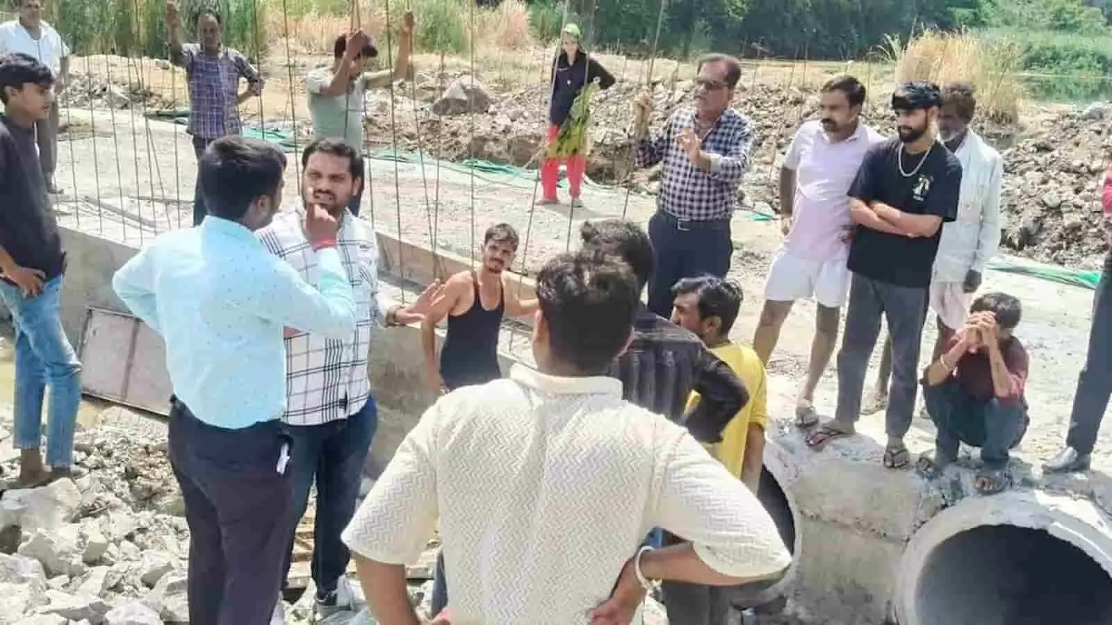 सोनगर के सोकिया गांव में एनीकट निर्माण स्थल पर विरोध प्रदर्शन करते ग्रामीण और अधिकारी। सोनगर के सोकिया गांव में एनीकट निर्माण स्थल पर विरोध प्रदर्शन करते ग्रामीण और अधिकारी।