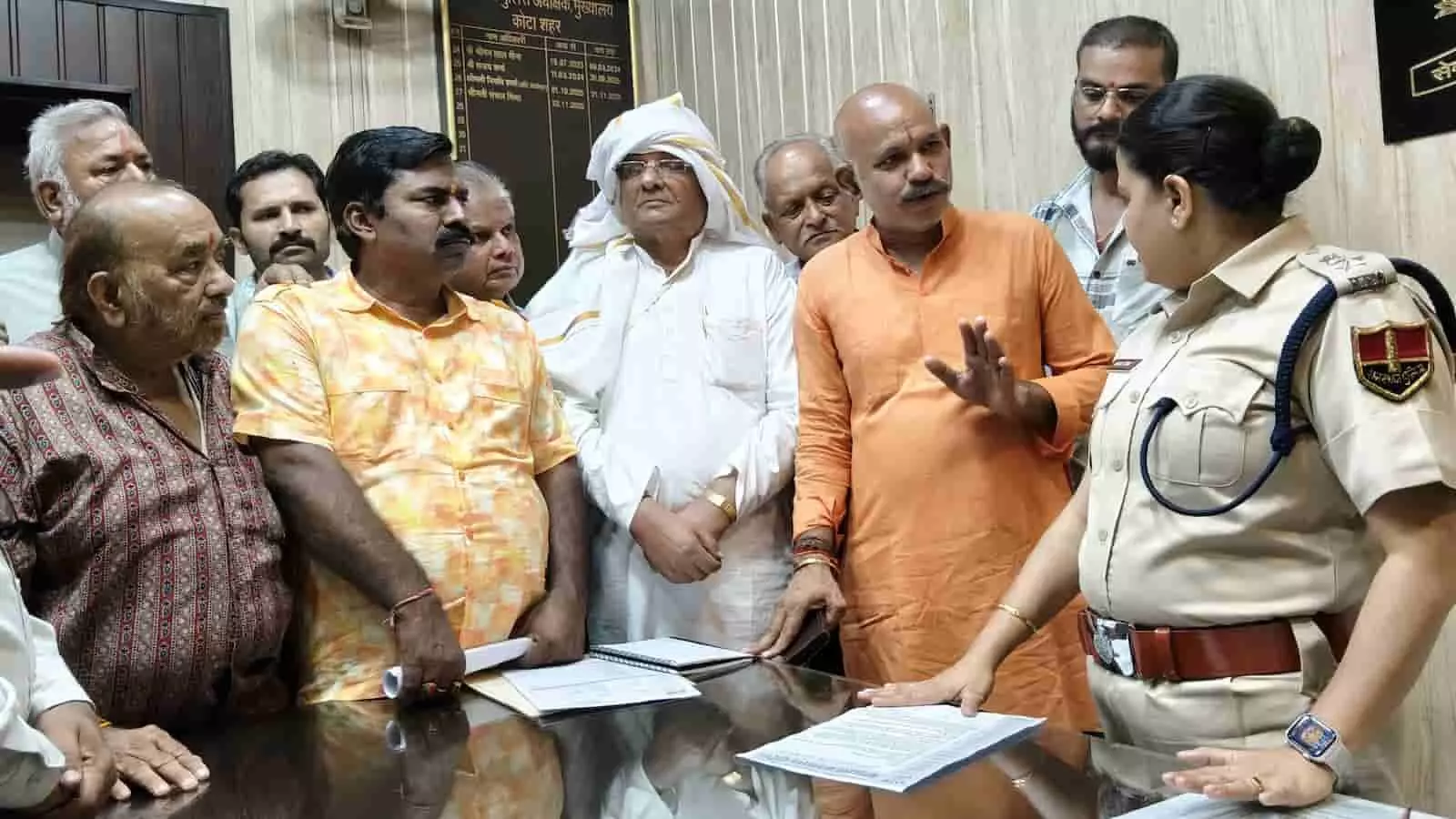 कोटा में ब्राह्मण कल्याण परिषद के सदस्य अतिरिक्त पुलिस अधीक्षक को ज्ञापन सौंपते हुए। कोटा में ब्राह्मण कल्याण परिषद के सदस्य अतिरिक्त पुलिस अधीक्षक को ज्ञापन सौंपते हुए।