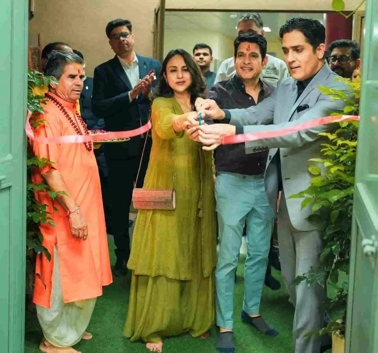 जयपुर में आयोजित एक कार्यक्रम के दौरान फीता काटकर ग्रीन किचन पहल का उद्घाटन करते हुए अतिथि। जयपुर में आयोजित एक कार्यक्रम के दौरान फीता काटकर ग्रीन किचन पहल का उद्घाटन करते हुए अतिथि।