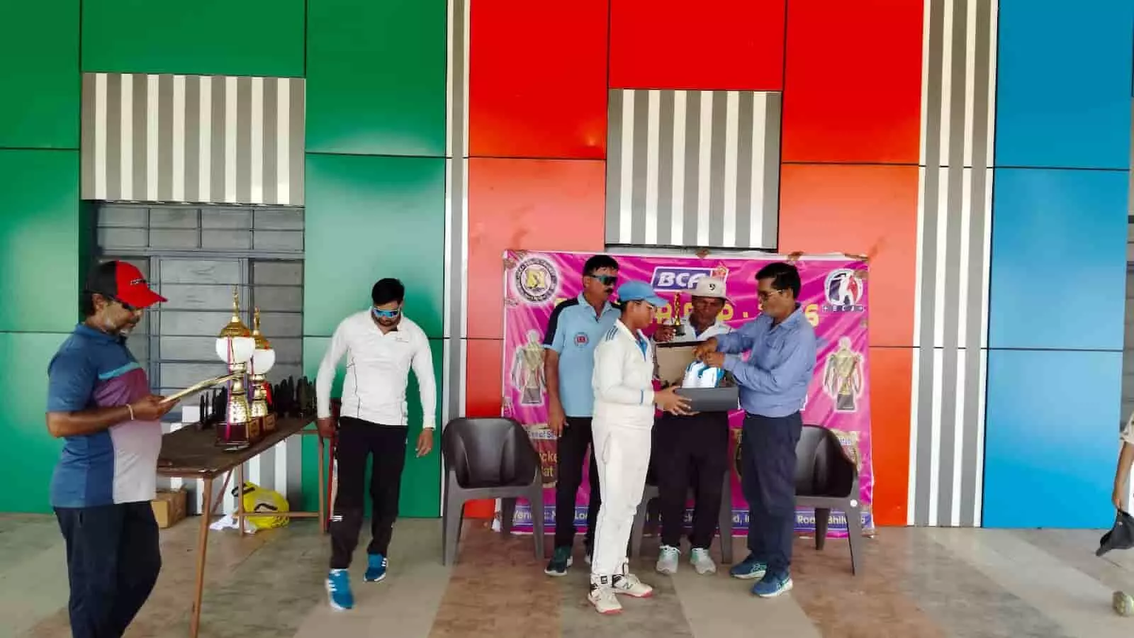 भीलवाड़ा में अंडर-16 समर कप समापन पर पुरस्कार वितरण करते मुख्य अतिथि एवं खिलाड़ी।