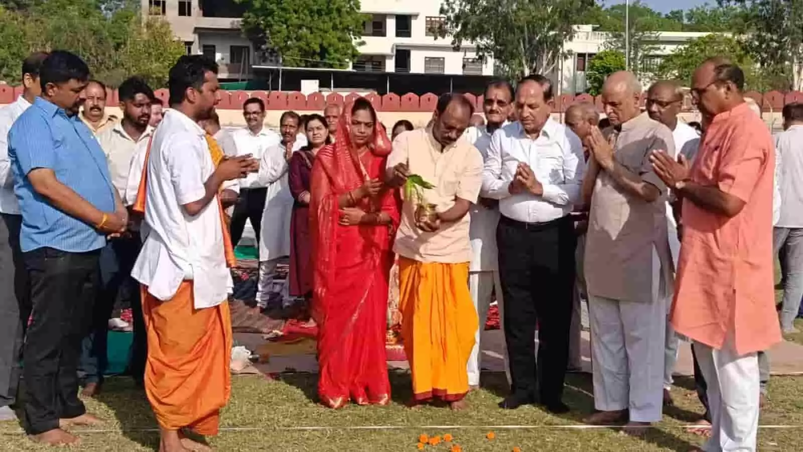 उदयपुर के गांधी ग्राउंड में महाराणा प्रताप जयंती कार्यक्रम के लिए भूमि पूजन करते अतिथि और आयोजन समिति के सदस्य। उदयपुर के गांधी ग्राउंड में महाराणा प्रताप जयंती कार्यक्रम के लिए भूमि पूजन करते अतिथि और आयोजन समिति के सदस्य।