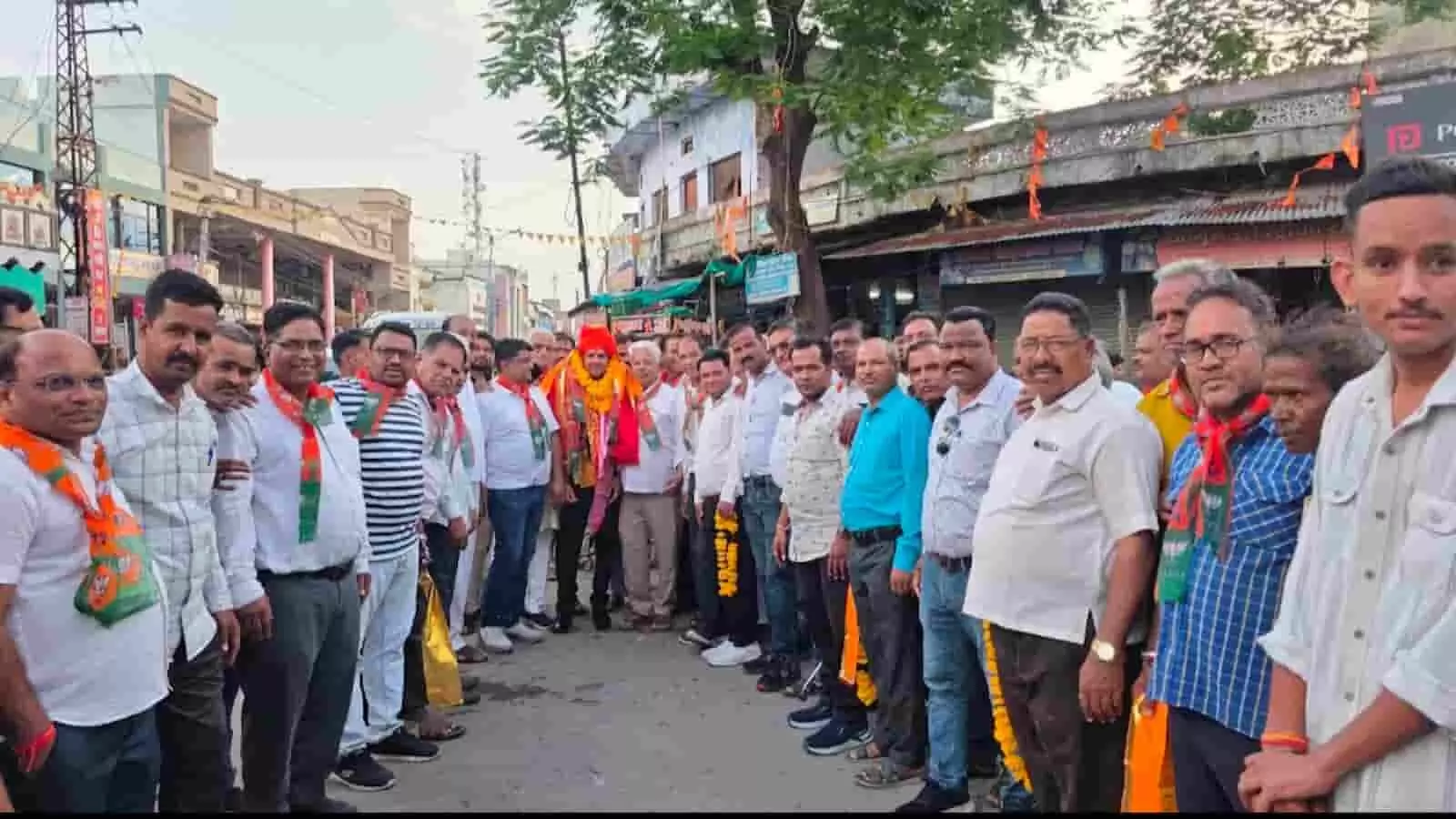 फतहनगर में भाजपा कार्यकर्ताओं के साथ स्वागत समारोह में खड़े नवनियुक्त जिलाध्यक्ष मुकेश कुमार खटीक की तस्वीर। फतहनगर में भाजपा कार्यकर्ताओं के साथ स्वागत समारोह में खड़े नवनियुक्त जिलाध्यक्ष मुकेश कुमार खटीक की तस्वीर।