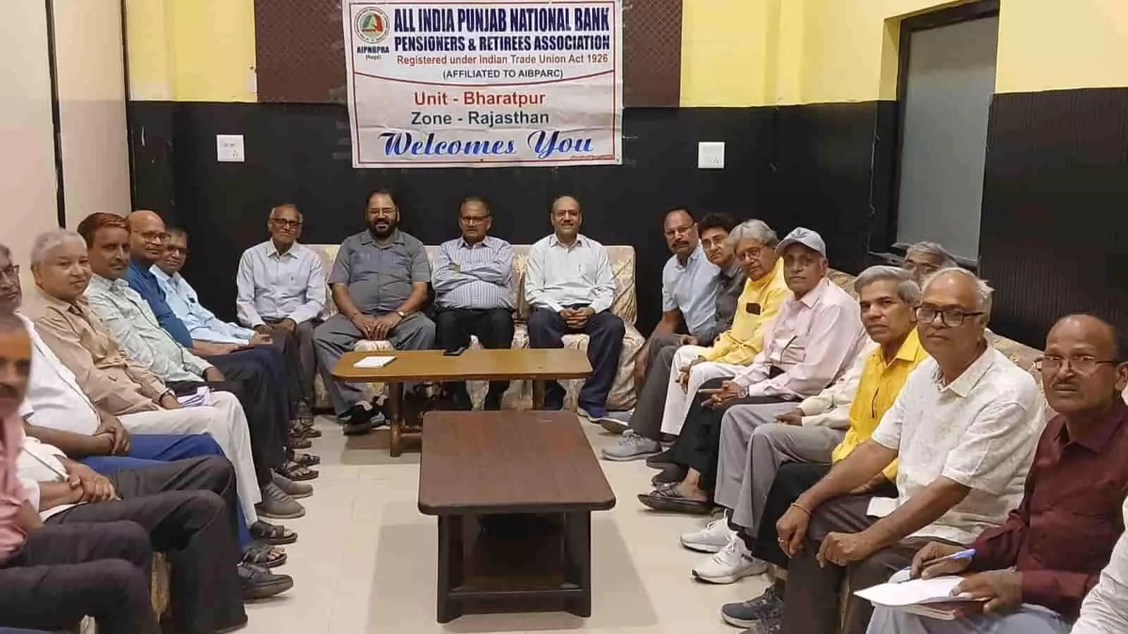 भरतपुर में आयोजित पंजाब नेशनल बैंक पेंशनर्स एसोसिएशन की द्विमासिक बैठक में शामिल सदस्य।